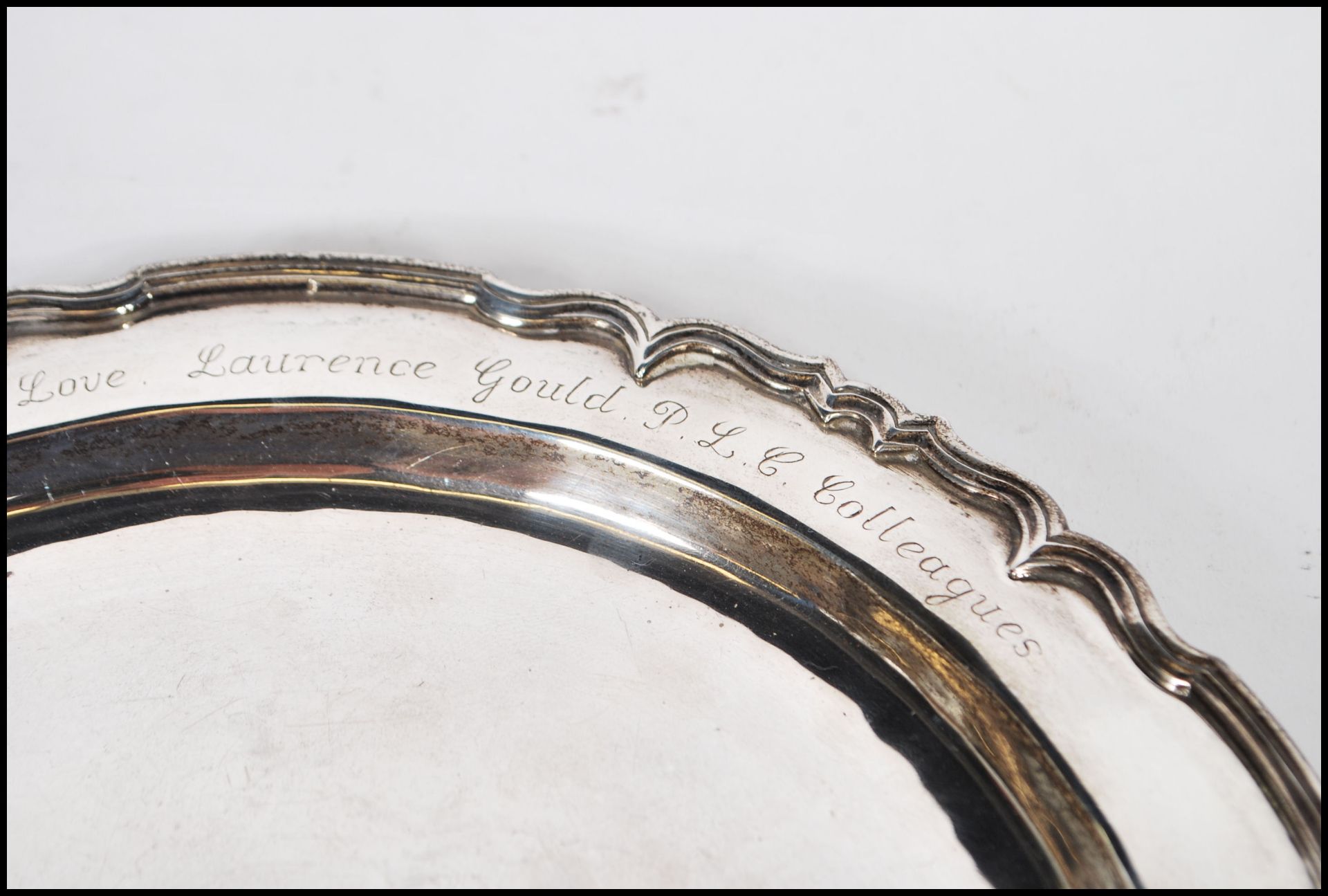 A silver hallmarked cabinet plate having decorative scrolled stepped rims. Hallmarked London 1988. - Bild 5 aus 5