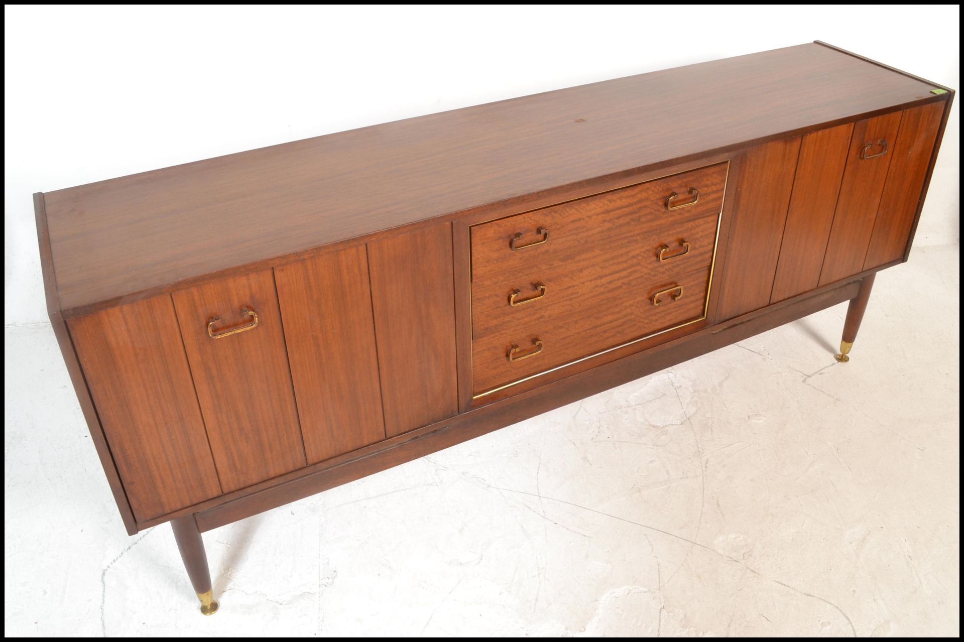 A mid 20th Century teak wood sideboard / credenza, by Ernst Gomme for G-Plan central bank of three - Bild 5 aus 10