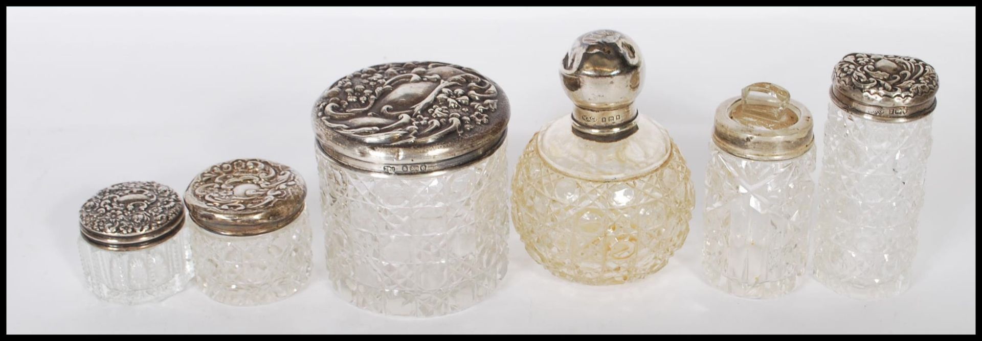 A group of early 20th Century silver topped and cut glass bodied dressing table pots, most having - Bild 2 aus 11