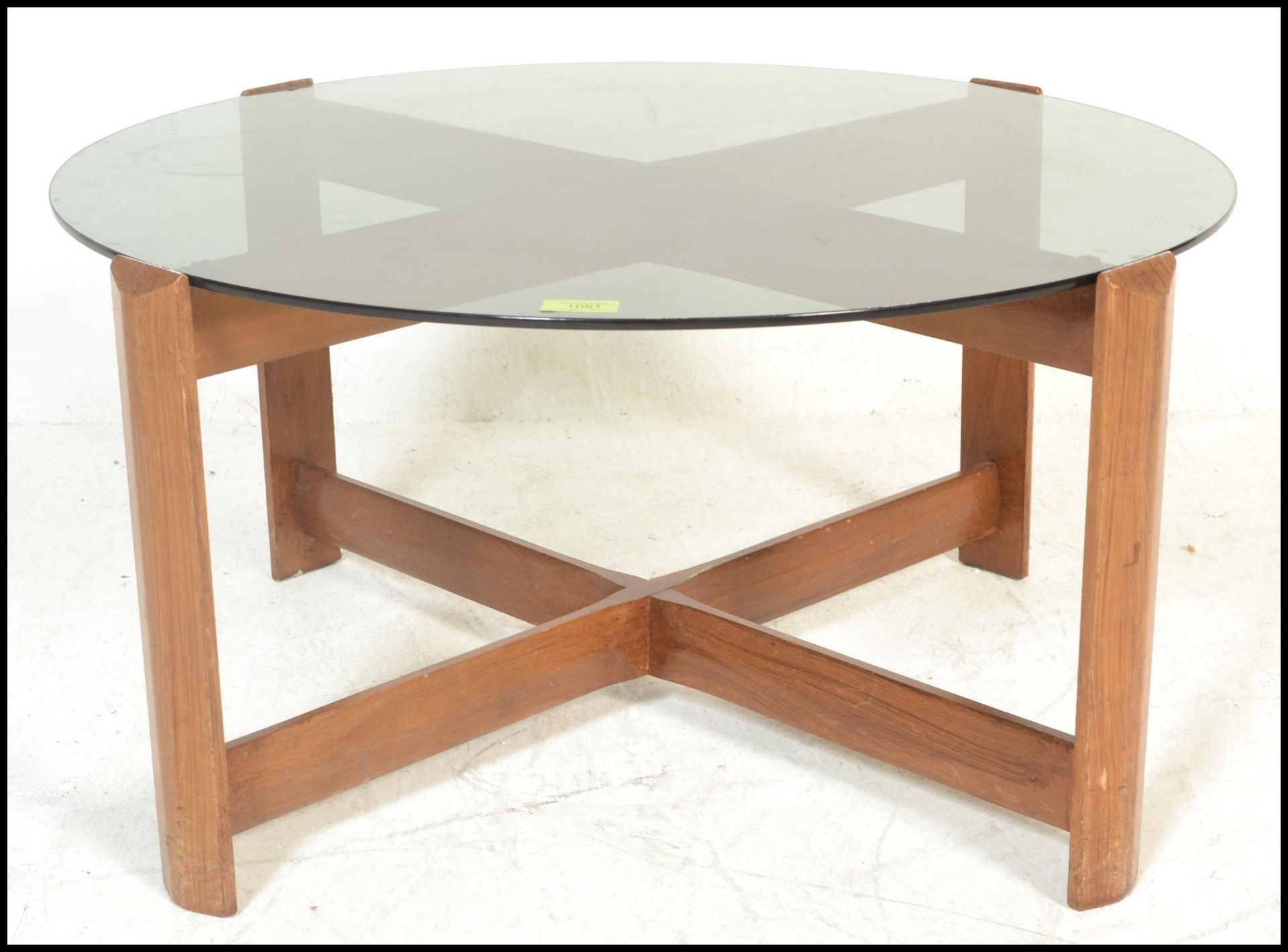 A mid century retro teak wood and smoked glass circular coffee - occasional table. Raised on - Bild 3 aus 6