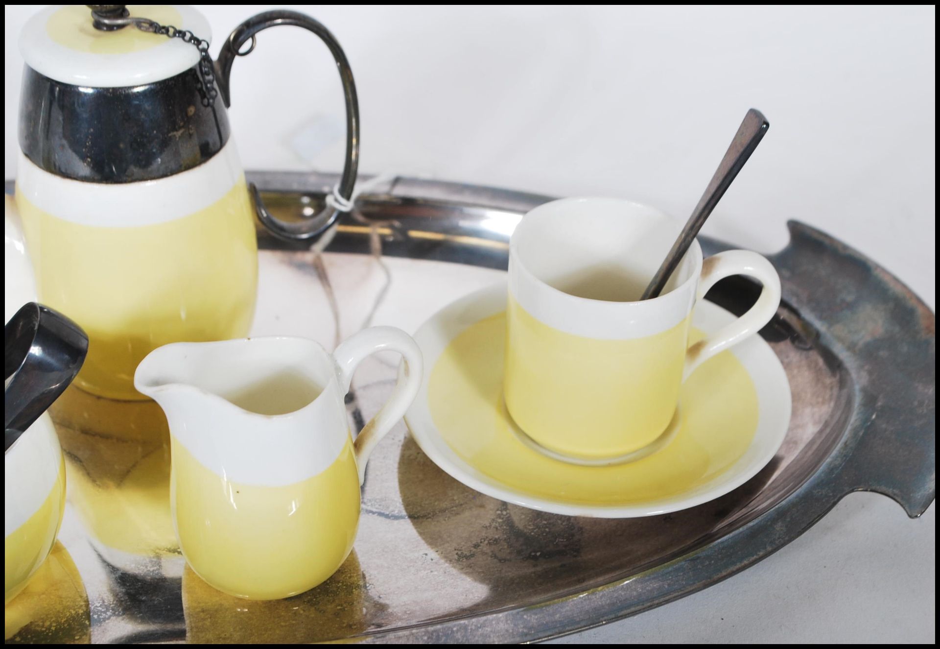 A early 20th Century childs tea service by George Jones, being two tone yellow and white in colour - Bild 5 aus 6