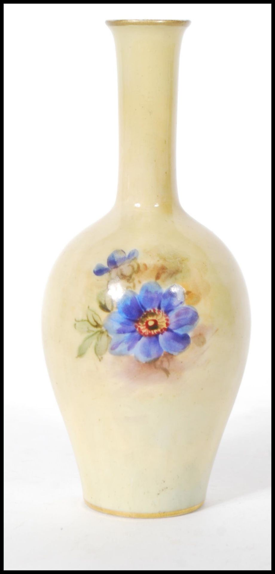 A mid 20th Century J Freeman for Royal Worcester stem vase, being hand painted with floral sprays - Bild 3 aus 7