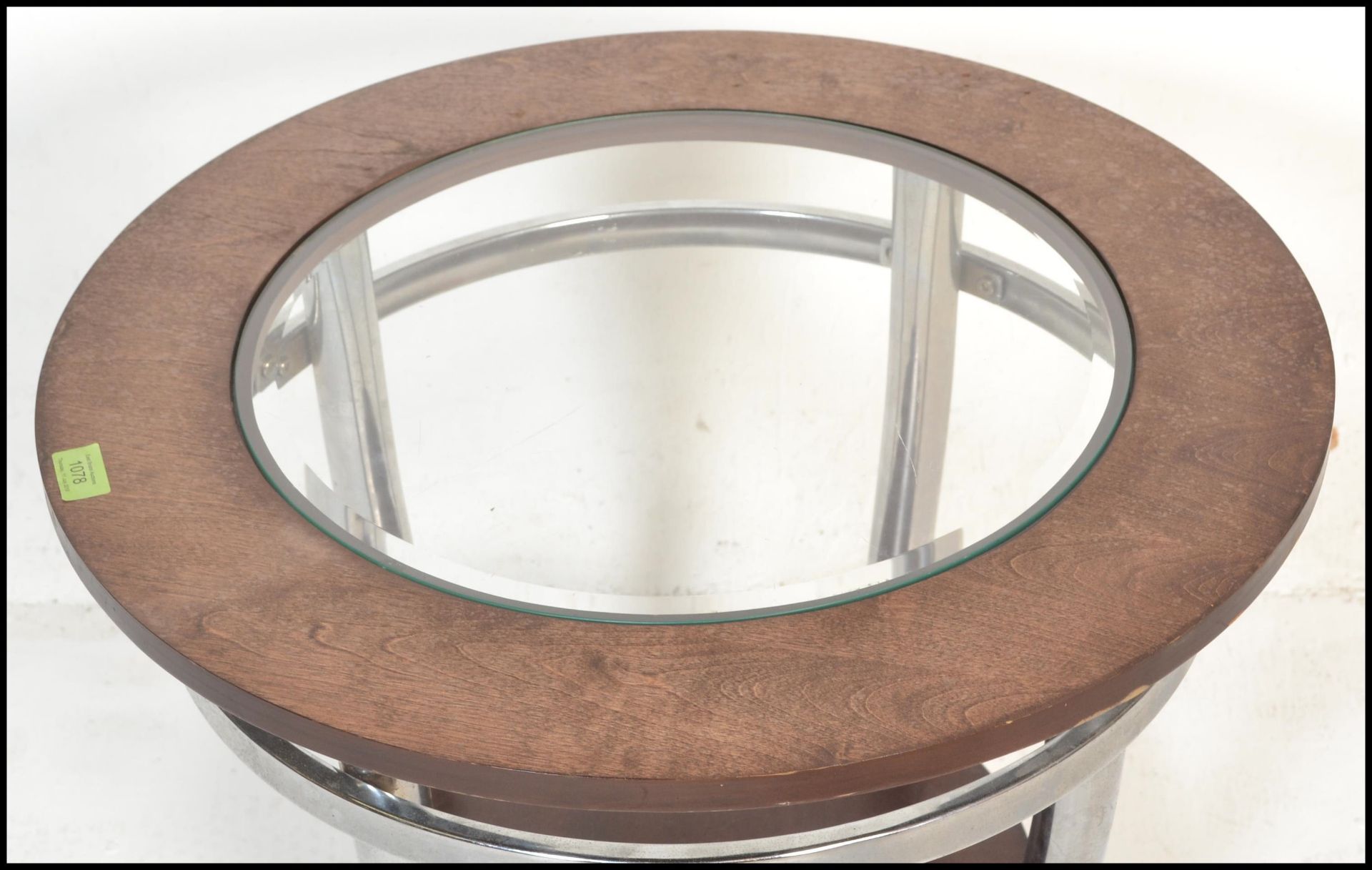 A retro style circular coffee / side / occasional table, raised on a chrome tubular frame united - Bild 3 aus 5