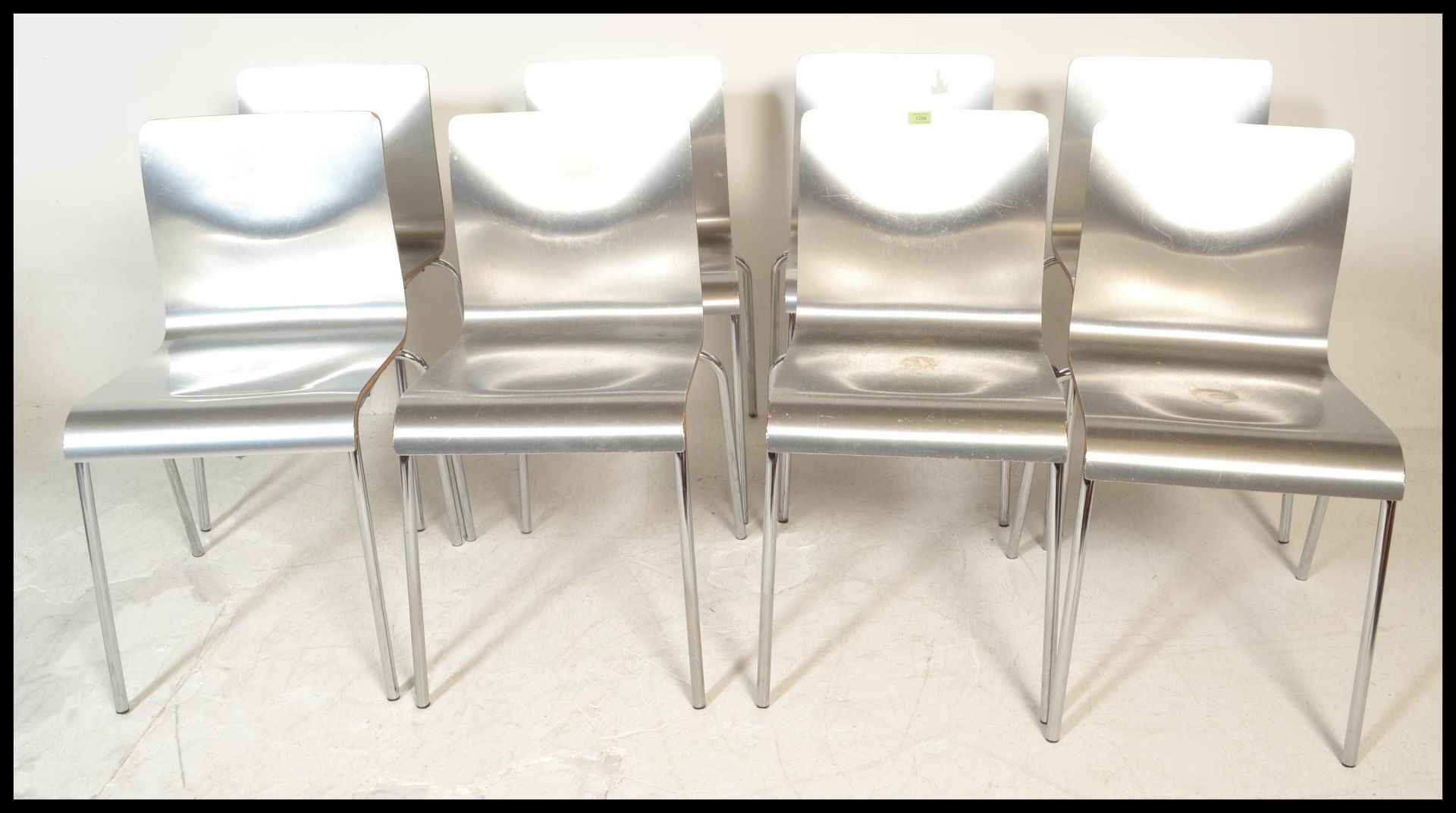 A set of eight panel stacking dining  chairs, the chairs panels having a silvered finish raised on - Bild 2 aus 7