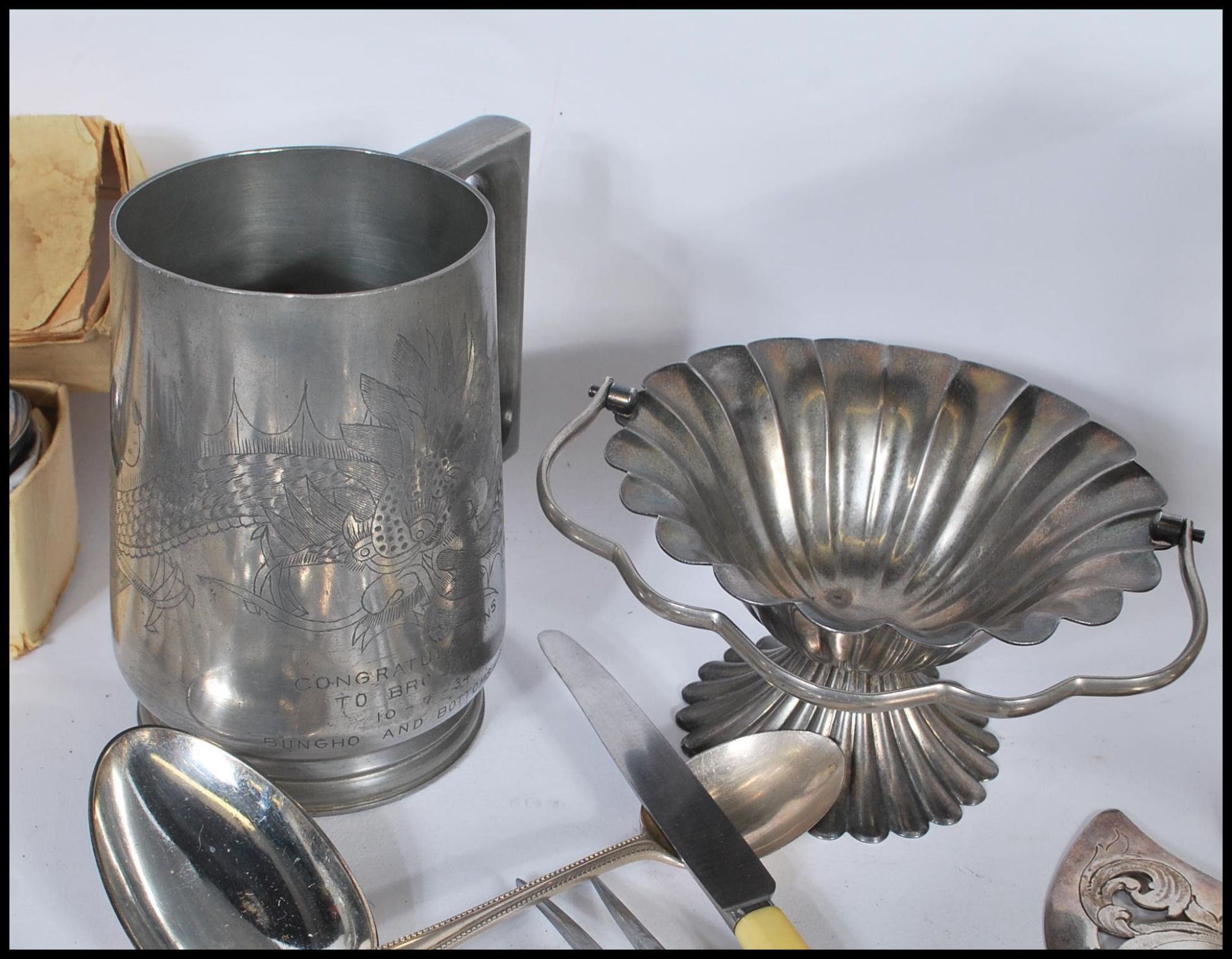 A collection of silver plate and pewter cutlery and table wear to include a good selection of - Bild 10 aus 11