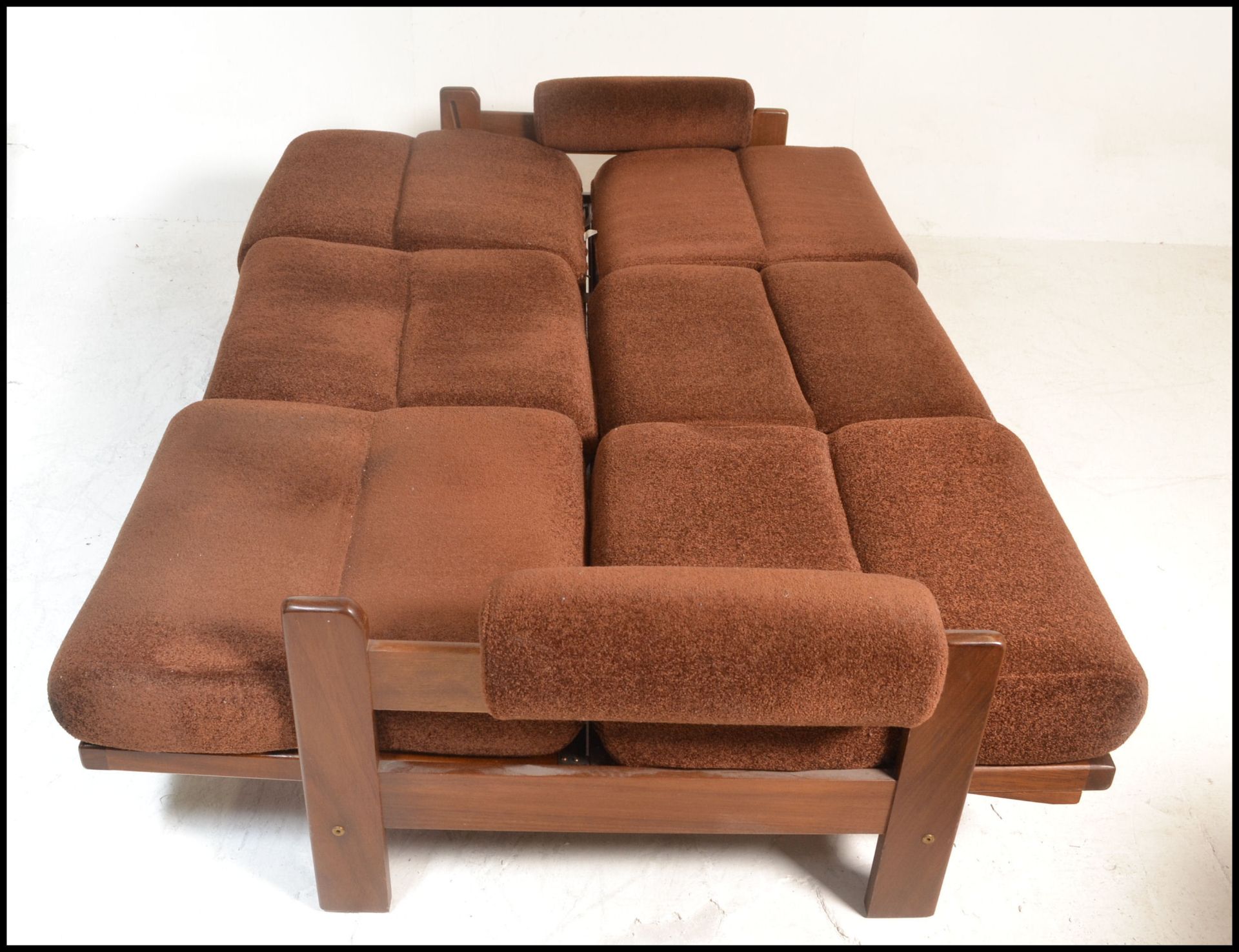 A retro 1960's Danish inspired teak wood day bed sofa. The turned legs supporting a fold down bed - Bild 7 aus 7