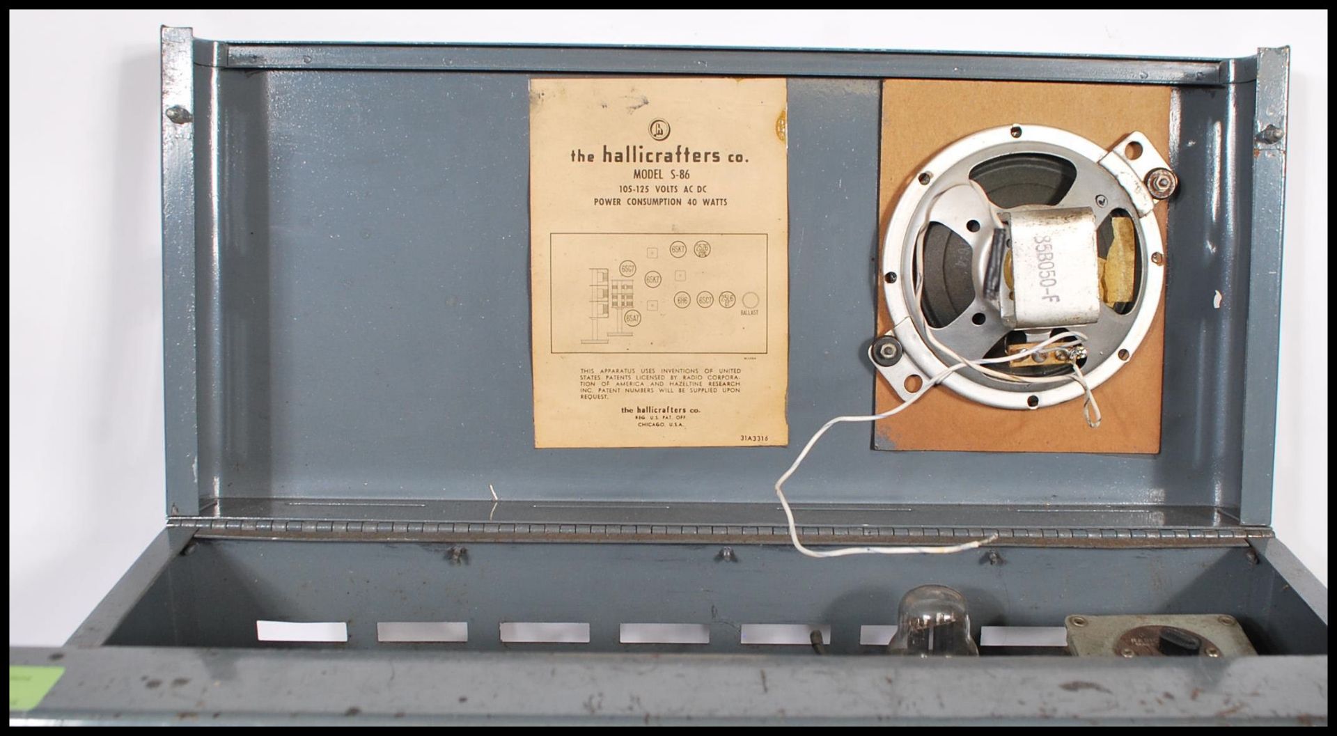 A 20th Century American vintage communications radio receiver by The Hallicrafters co Chicago, model - Image 7 of 10