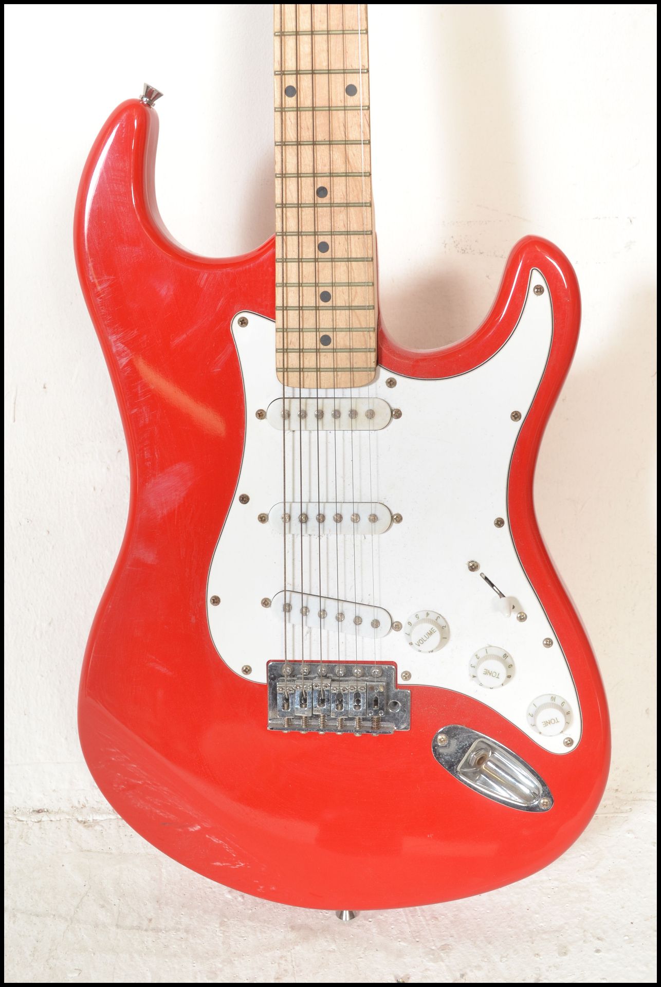 A vintage Rockburn electric six string guitar. The red body having white scratch guard with chrome - Bild 3 aus 4