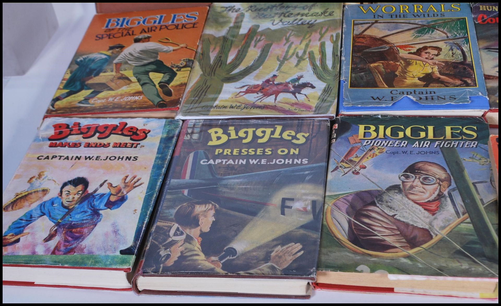 A collection of Captain W.E.Johns hardback books mostly Biggles 1st Editions to include Biggles - Bild 8 aus 17