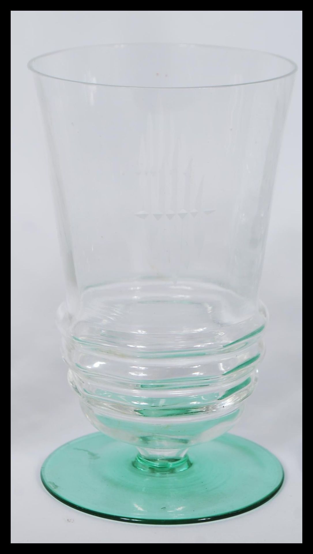 A early 20th Century Art Deco glass lemonade set having etched detailing with green circular - Bild 3 aus 7