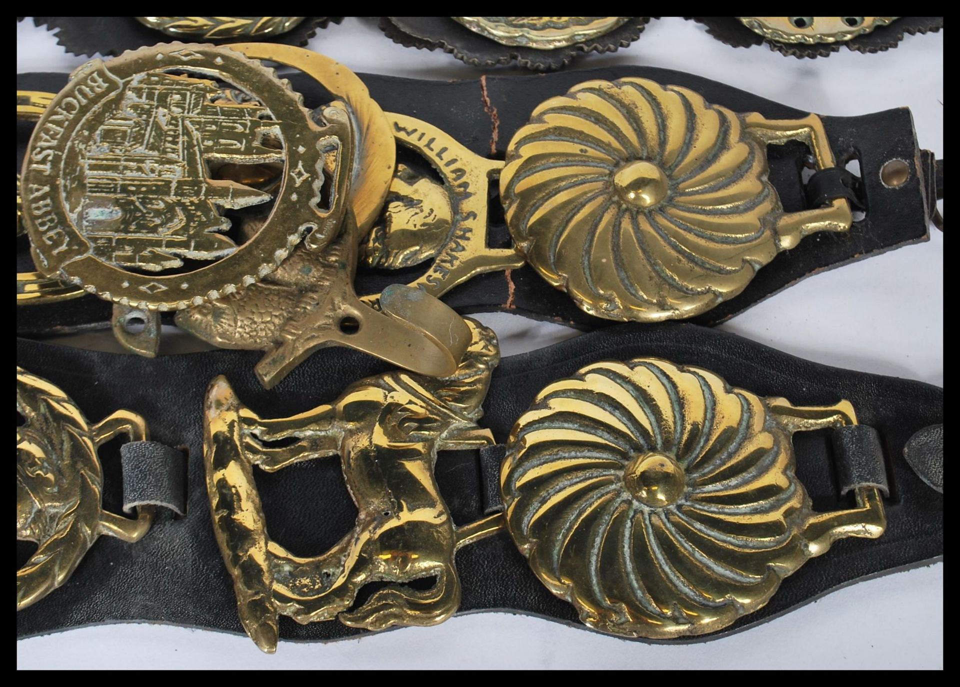 A collection of 20th Century horse brasses to include souvenir badges for Stratford upon Avon, - Bild 9 aus 11