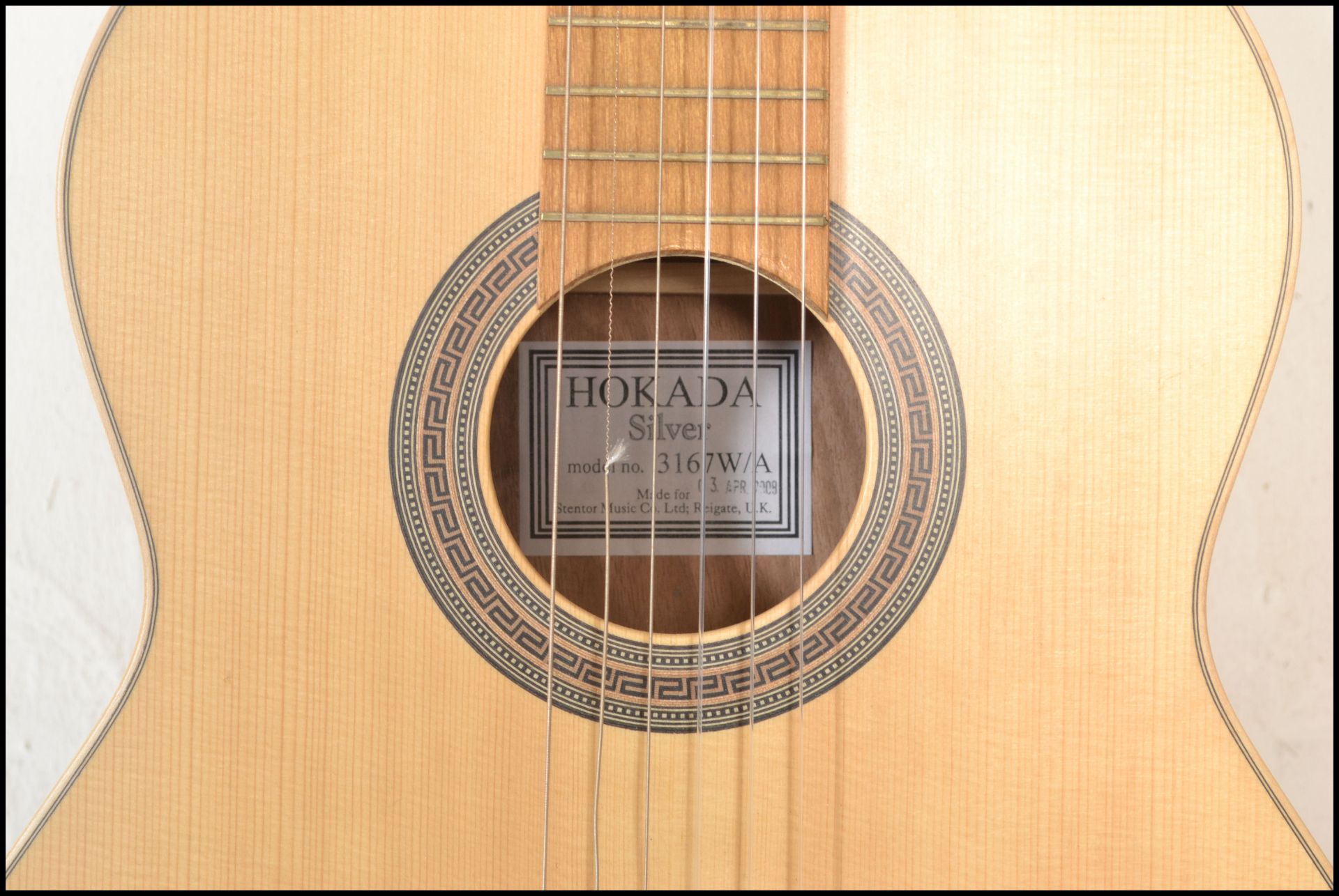 Hokada- An acoustic six string guitar having solid spruce top laminated back & sides to the shaped - Bild 4 aus 5