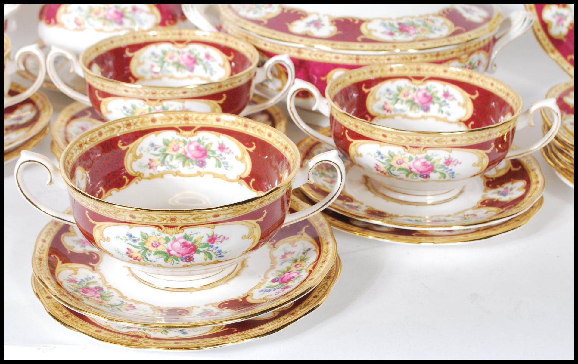 A Royal Albert bone China part dinner service in the Lady Hamilton pattern, comprising soup bowls, - Bild 5 aus 11