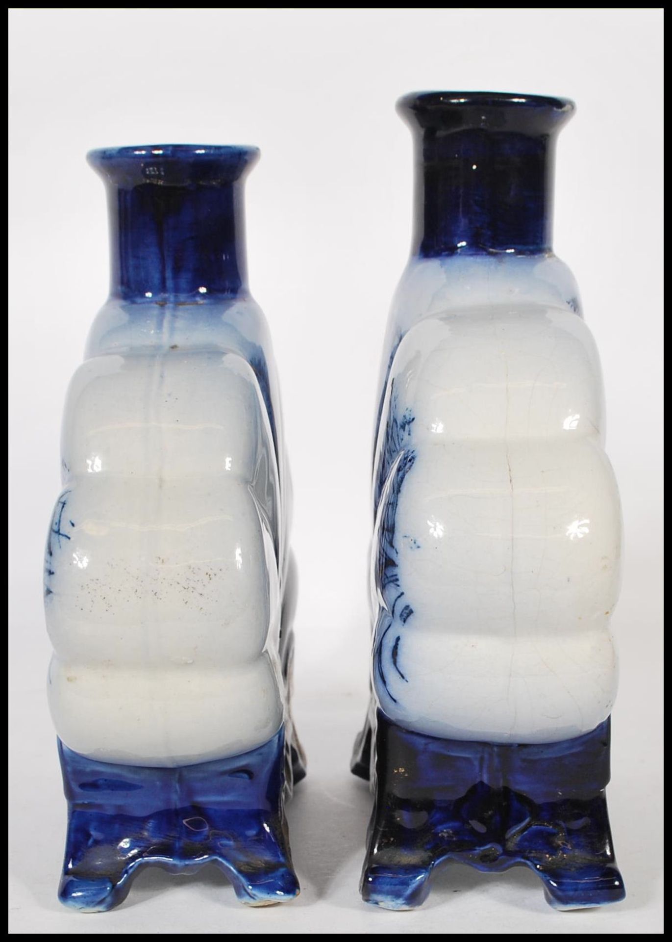 A pair of 19th century Royal Art Pottery Co, Longton blue and white moon flasks. Each being transfer - Bild 4 aus 7