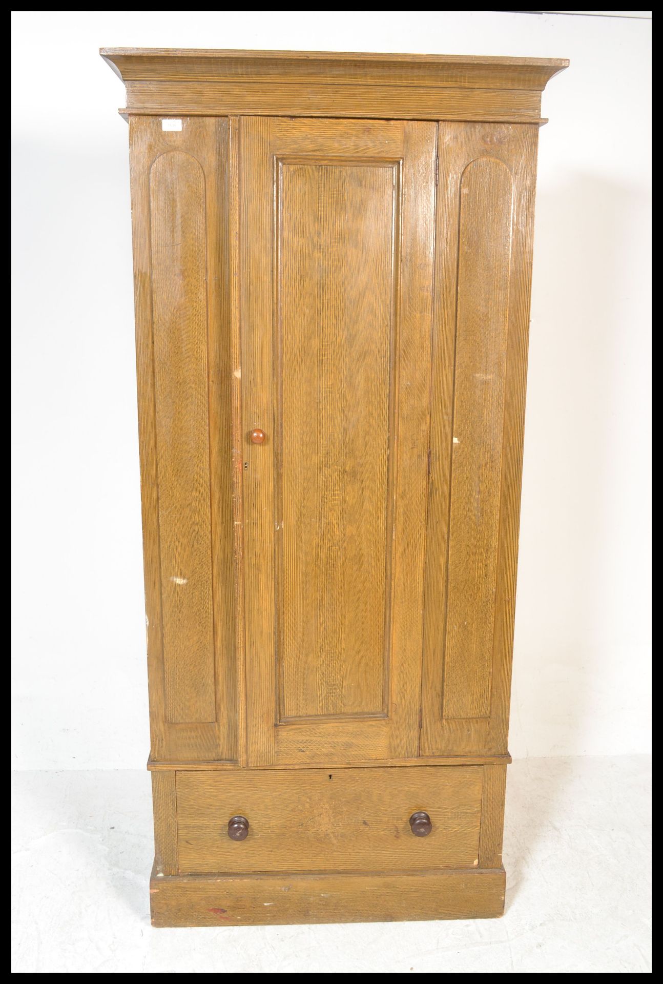 A 19th Century Victorian single bachelors wardrobe - Bild 2 aus 6