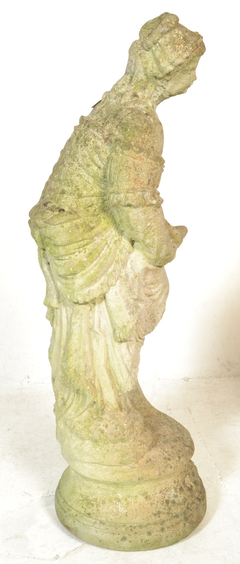 A 20th century well weathered classical garden statue of a maiden on plinth base being constructed - Bild 5 aus 5