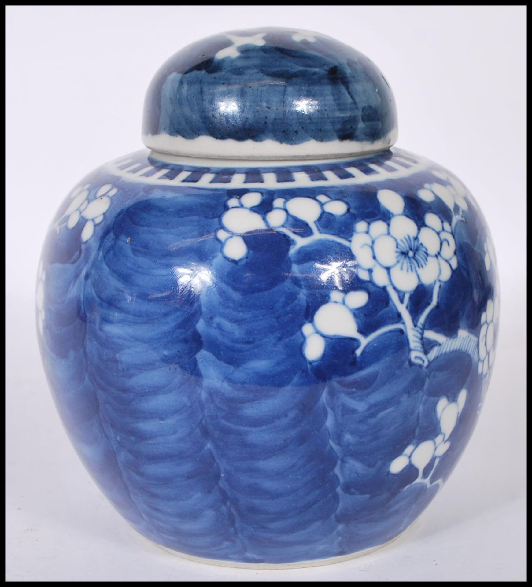 A Chinese ginger jar being hand painted in blue and white in the prunus pattern with lid to the top. - Bild 4 aus 7
