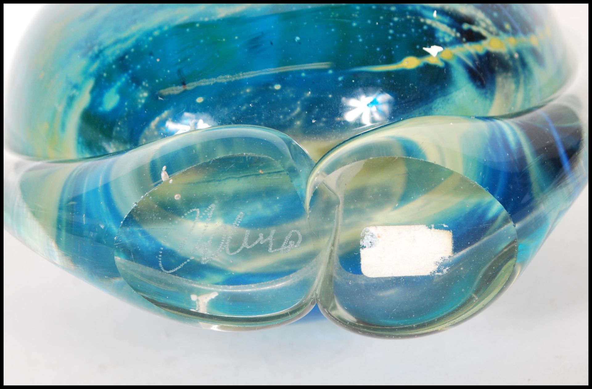 A vintage 20th century Mdina studio art glass stem vase having blue and yellow swirl design. - Bild 6 aus 6