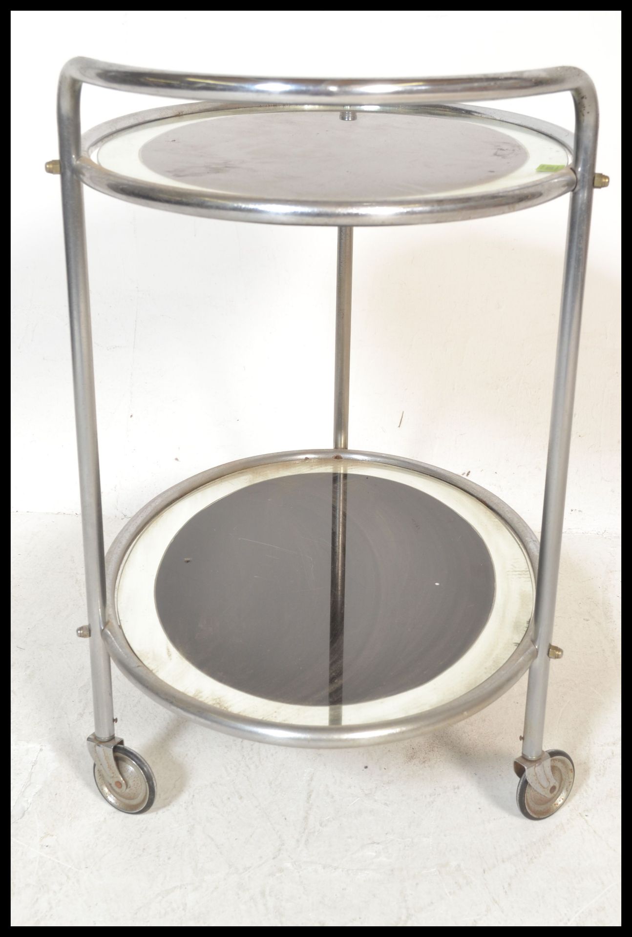 An early 20th Century Art Deco chrome and glass two tier drinks trolley. Each panel of oval form - Bild 5 aus 7