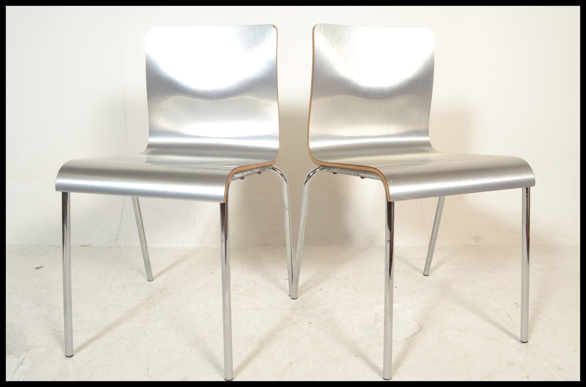 A set of eight panel stacking dining  chairs, the chairs panels having a silvered finish raised on - Bild 4 aus 7