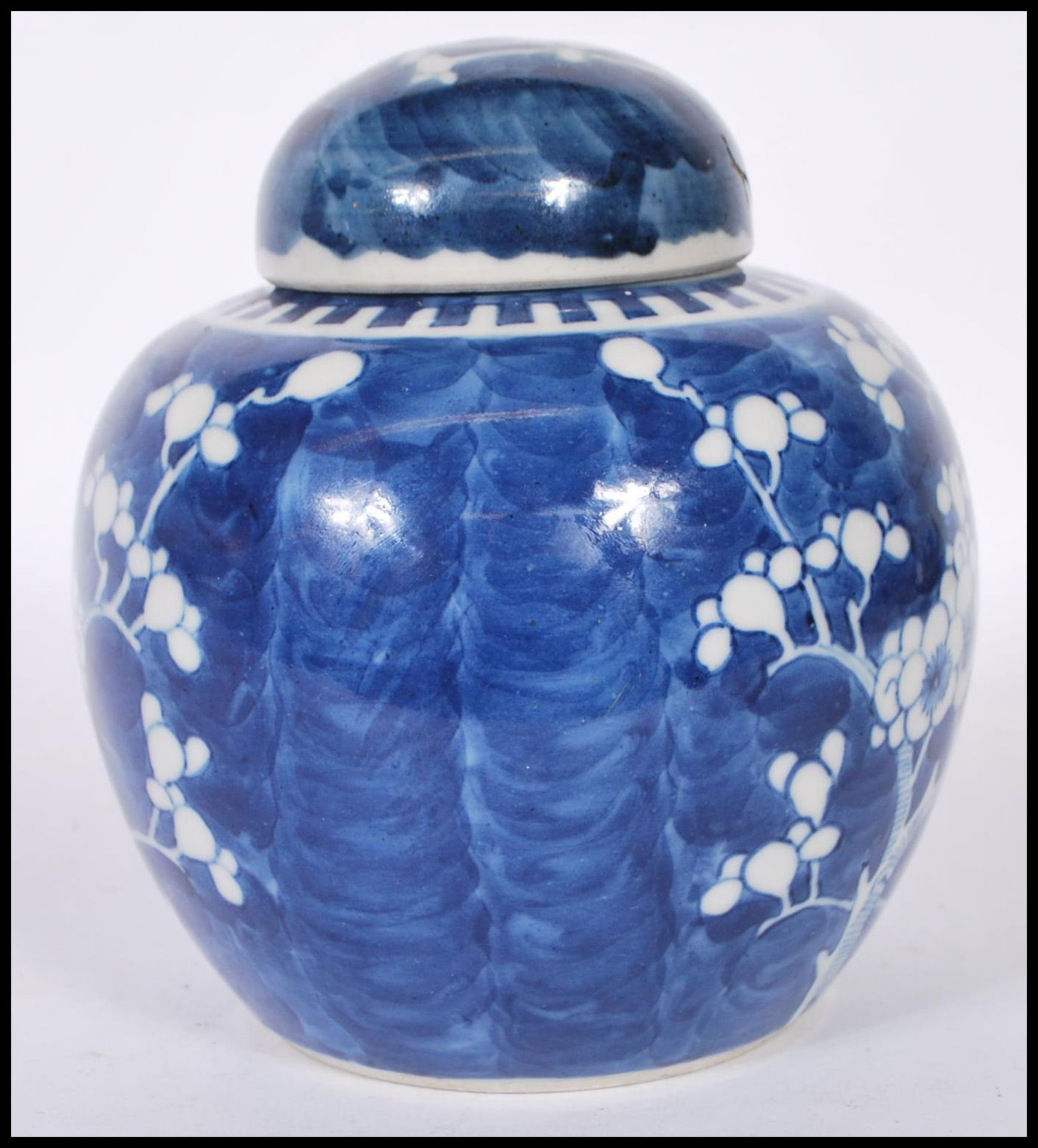 A Chinese ginger jar being hand painted in blue and white in the prunus pattern with lid to the top. - Bild 2 aus 7