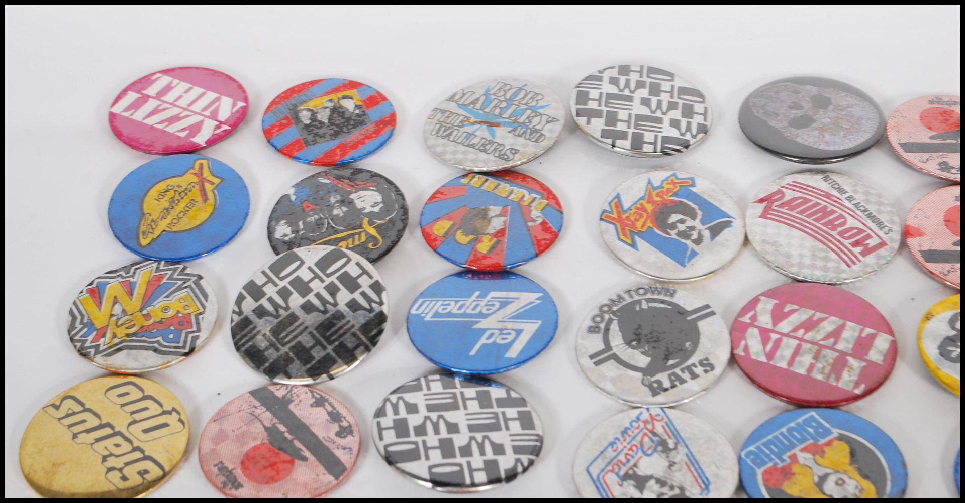 A collection of music related pin badges to includ - Bild 3 aus 6