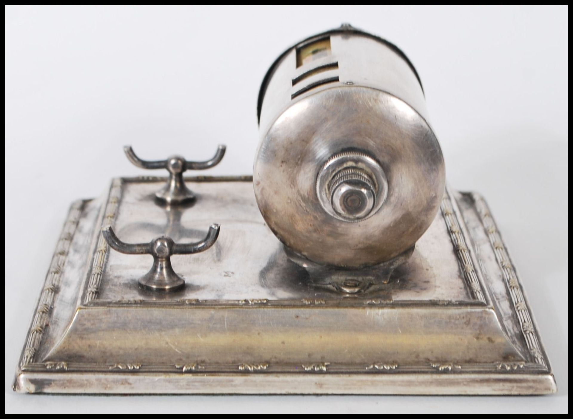 A vintage early 20th Century silver plated calendar / desk tidy having a rectangular pedestal base - Bild 5 aus 6