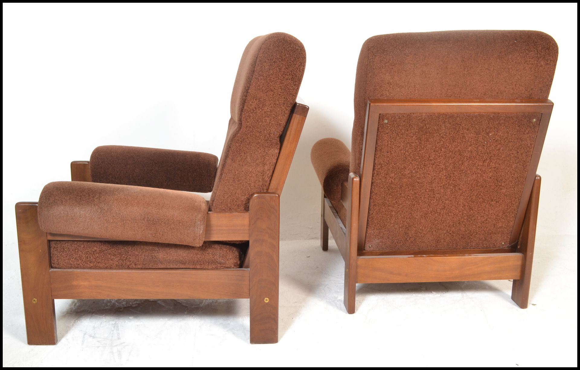 A pair of 20th Century retro vintage easy / lounge / recliner chairs / armchairs having woollen - Bild 4 aus 4