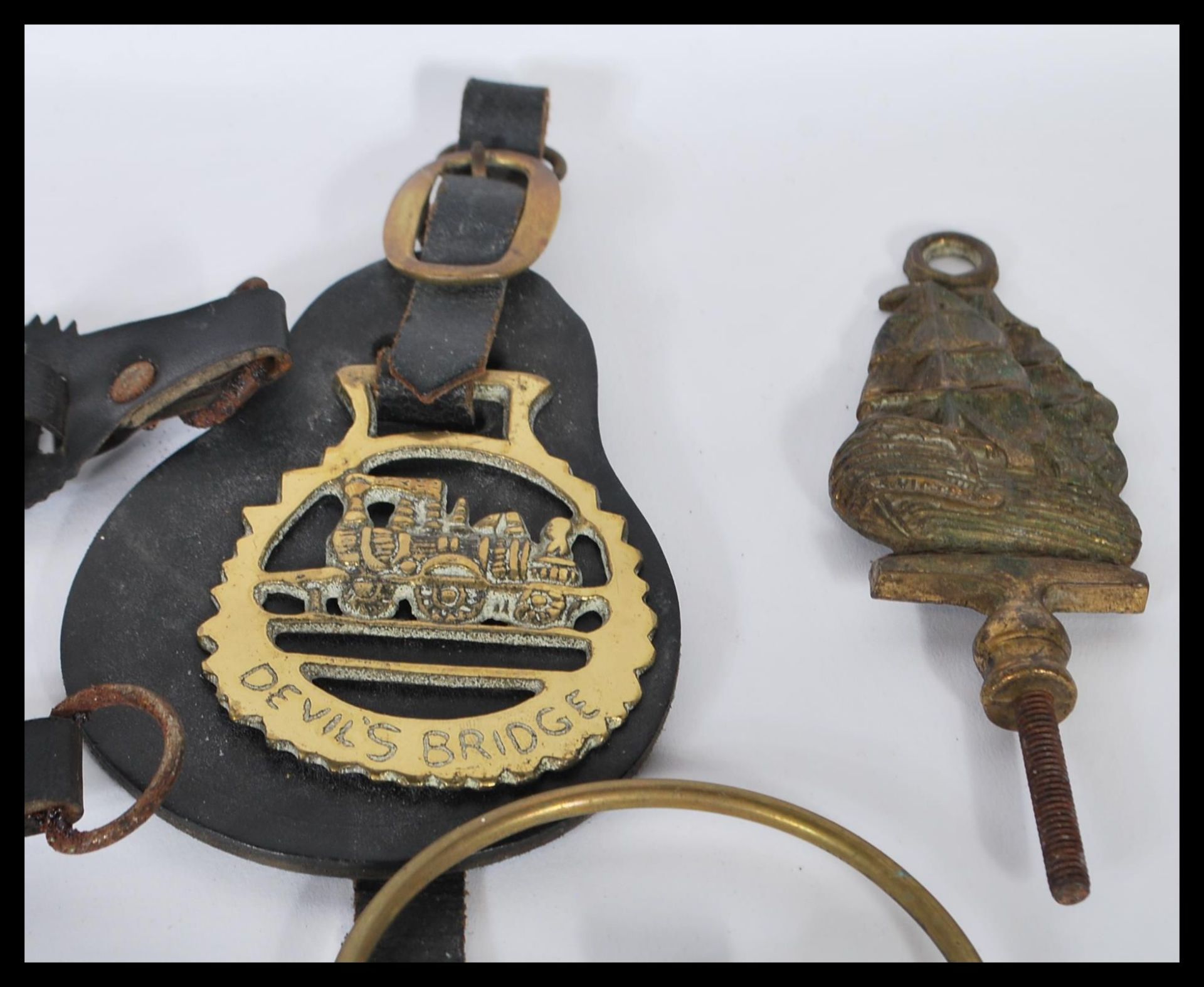 A collection of 20th Century horse brasses to include souvenir badges for Stratford upon Avon, - Bild 4 aus 11