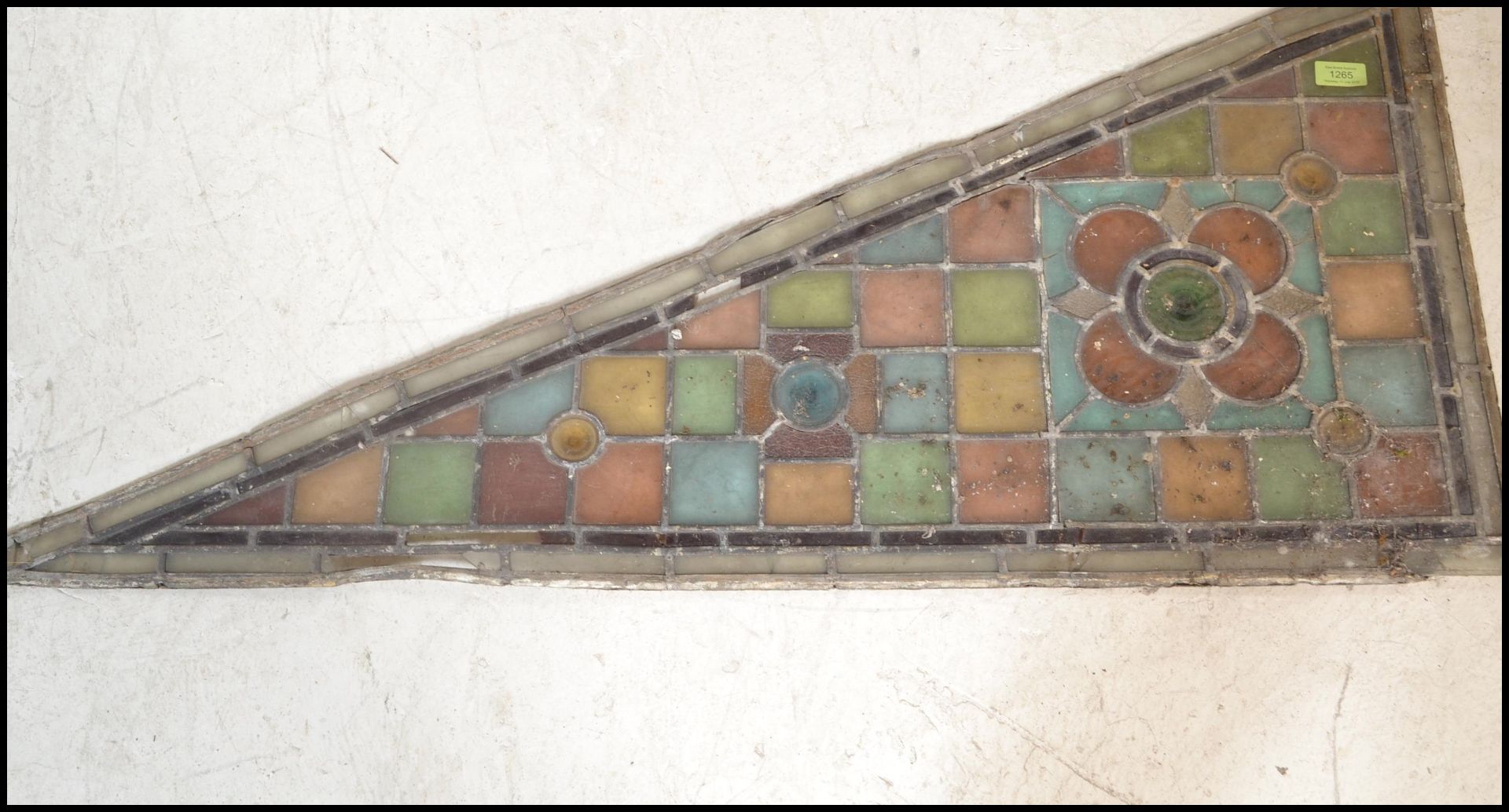 An early 19th Century leaded stained glass Arts and Crafts architectural panel of triangular / - Bild 2 aus 4