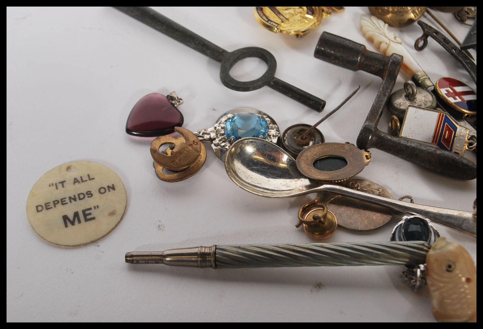 A collection of vintage 20th Century collectible jewellery items to include mixed enamelled cap - Image 2 of 10