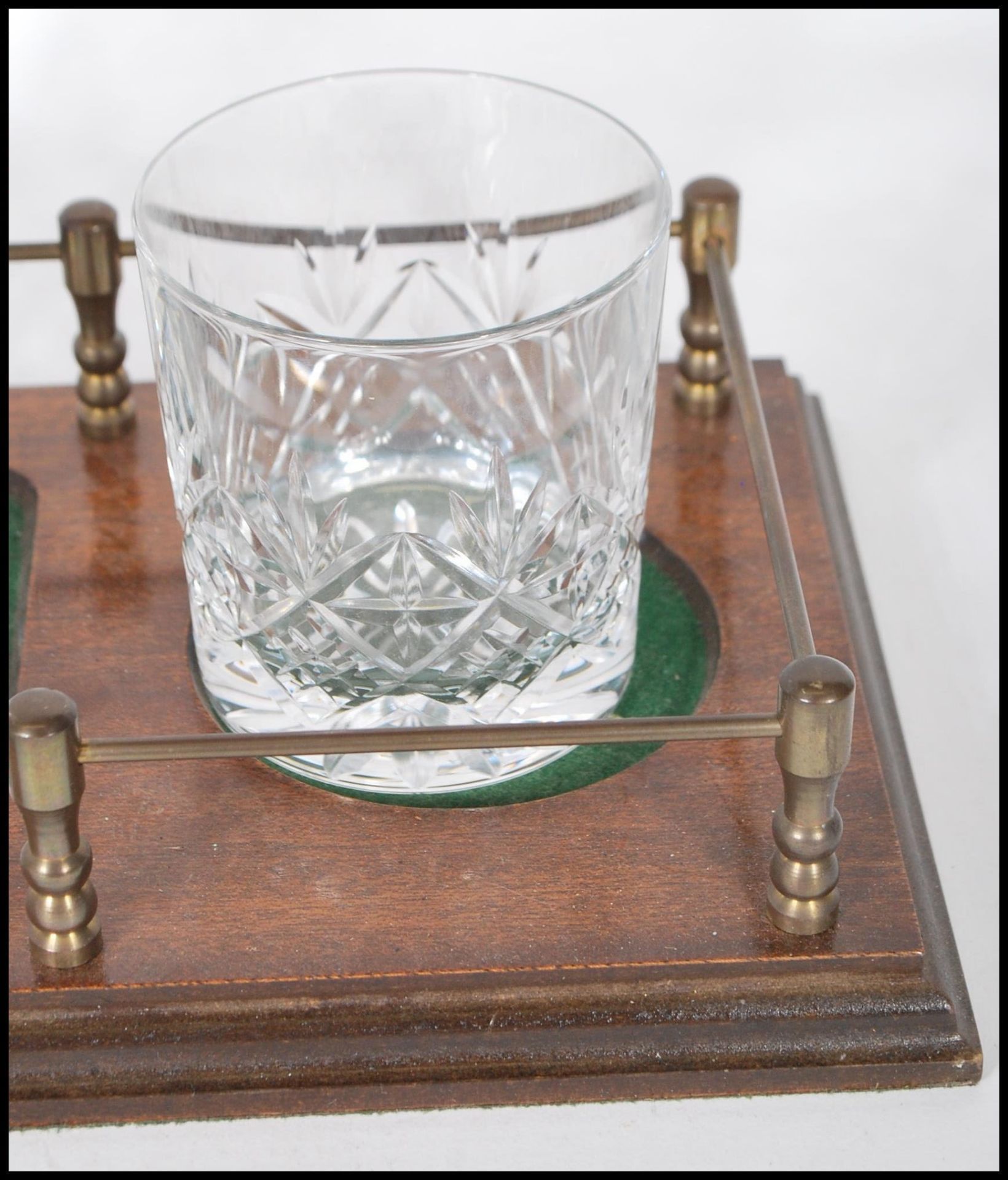 A vintage 20th Century cut glass decanter set having a stepped wooden base with a cut glass decanter - Bild 7 aus 8
