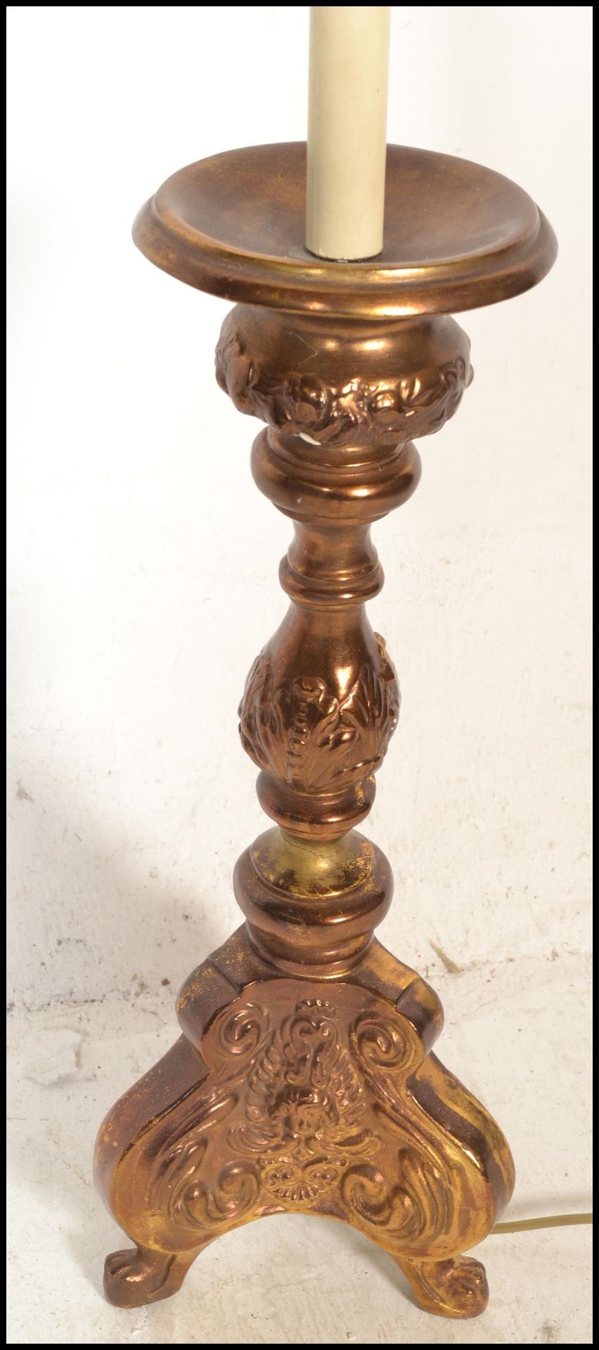 A pair of 20th Century gilt wood carved electric table lamps in the Rococo taste, raised on scrolled - Bild 5 aus 5