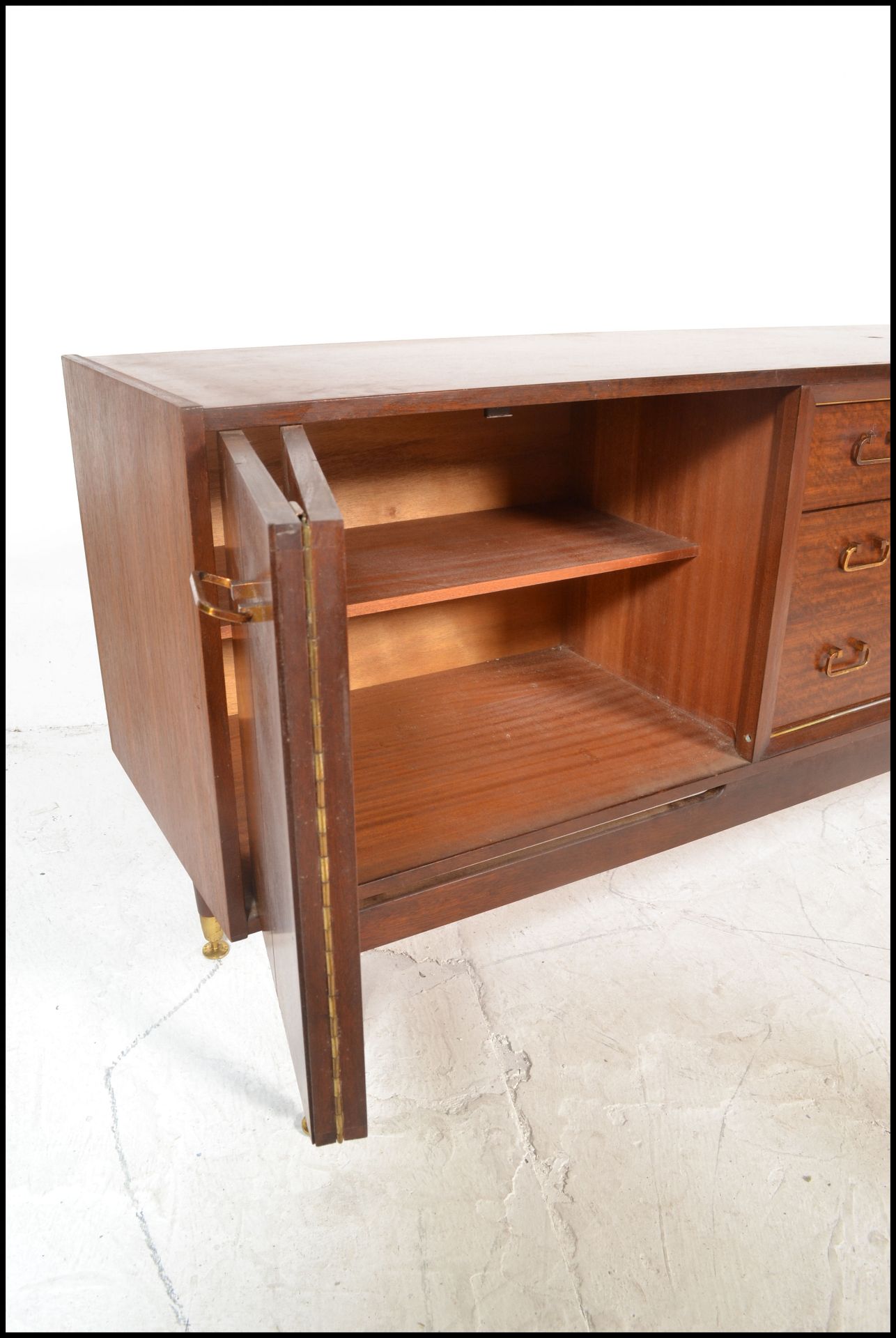 A mid 20th Century teak wood sideboard / credenza, by Ernst Gomme for G-Plan central bank of three - Bild 8 aus 10