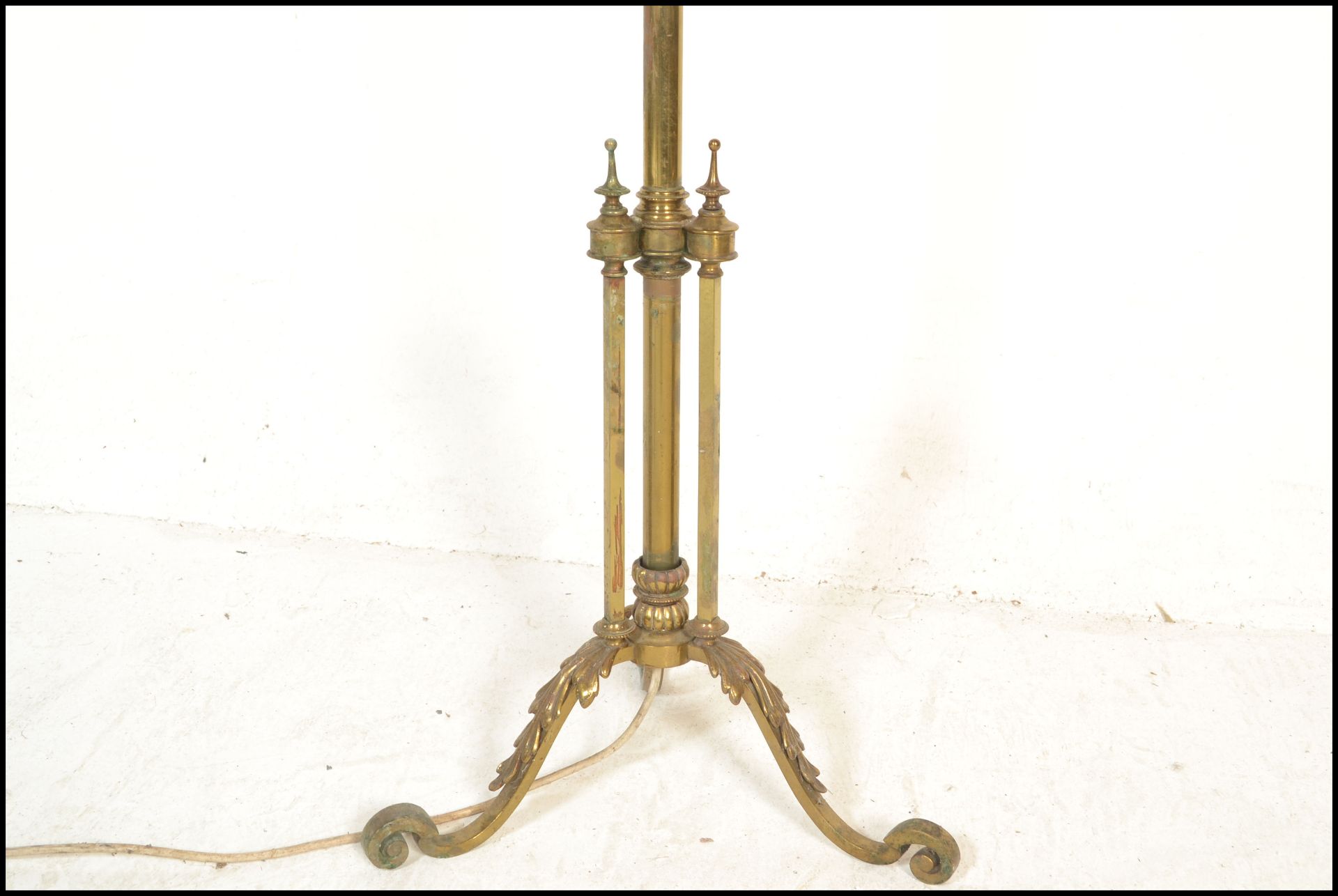 An early 20th Century Edwardian brass adjustable telescopic standard lamp being raised on three - Bild 3 aus 4