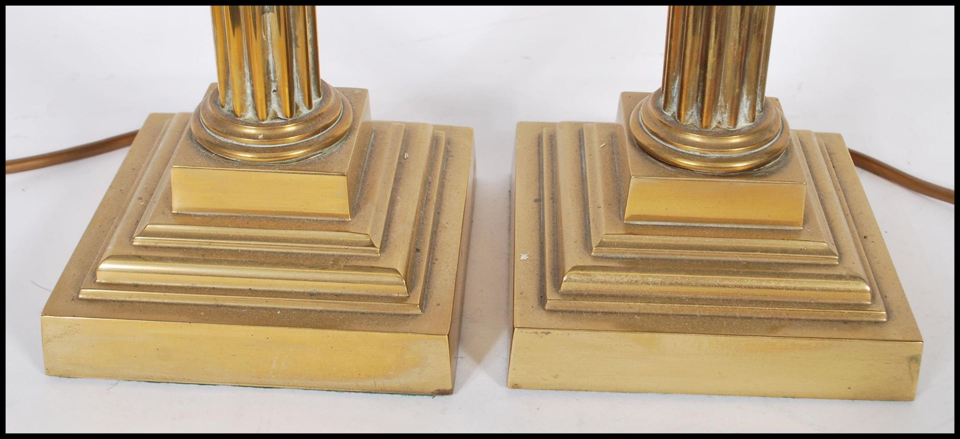 A matching pair of 20th Century brass corinthian column lamps of typical form raised on stepped - Bild 2 aus 8