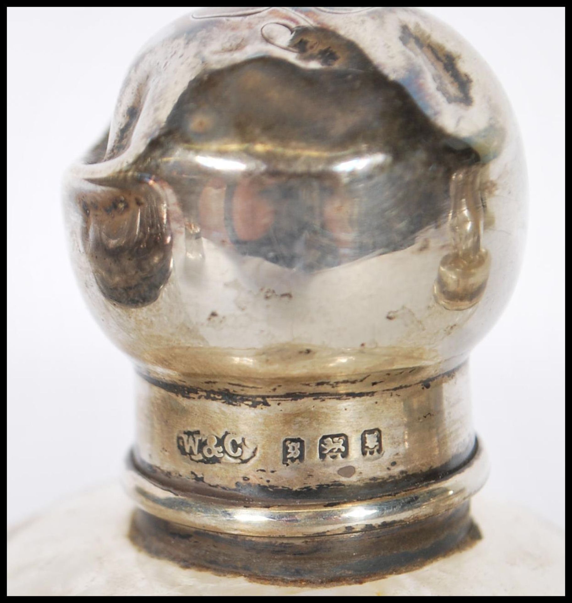 A group of early 20th Century silver topped and cut glass bodied dressing table pots, most having - Bild 9 aus 11