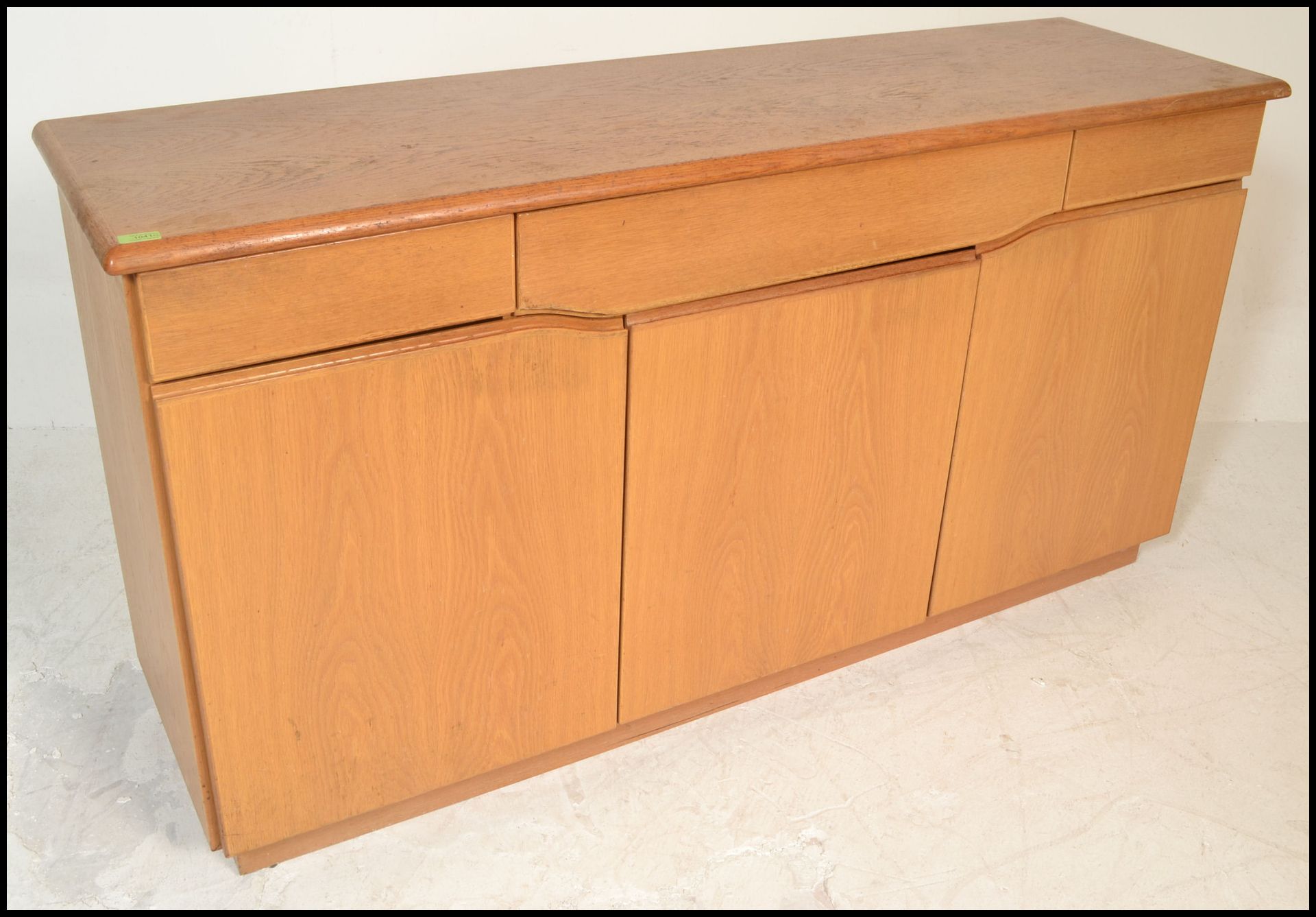 A Skovby 20th century light oak sideboard having a wide body with a series of blind fronted - Bild 6 aus 9