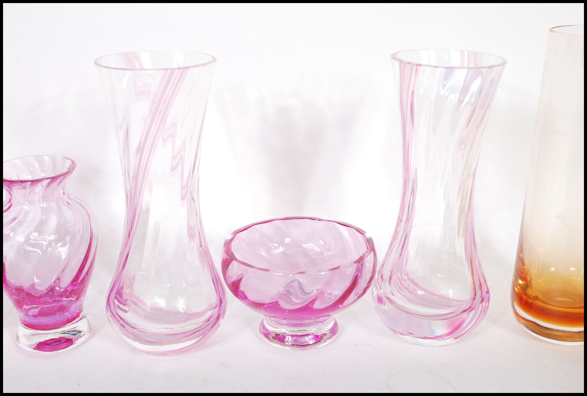 A collection of retro pink studio glass to include a pair of pink glass Caithness vases, a Caithness - Bild 3 aus 6