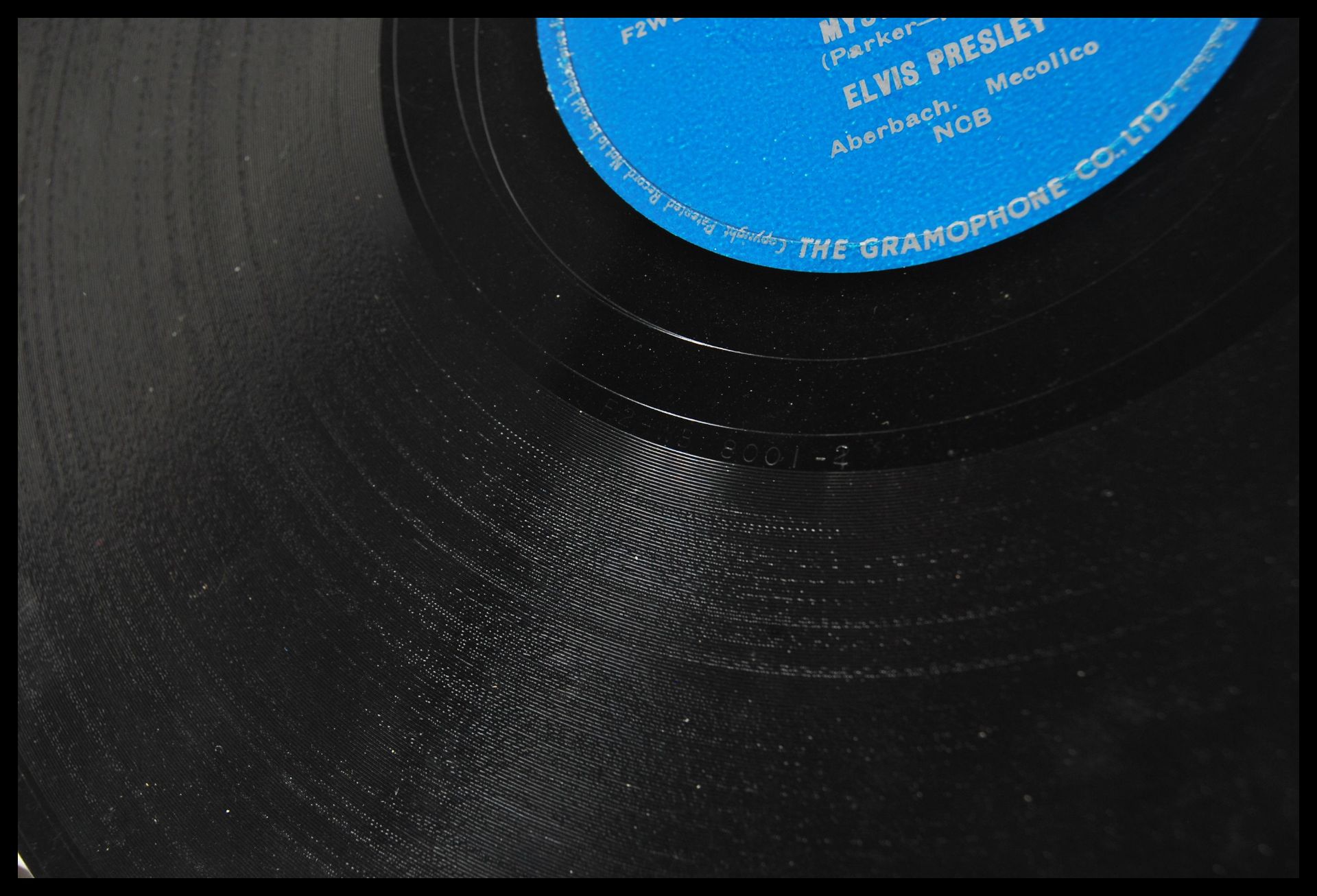 A collection of five Elvis Presley 78rpm records - - Bild 8 aus 8