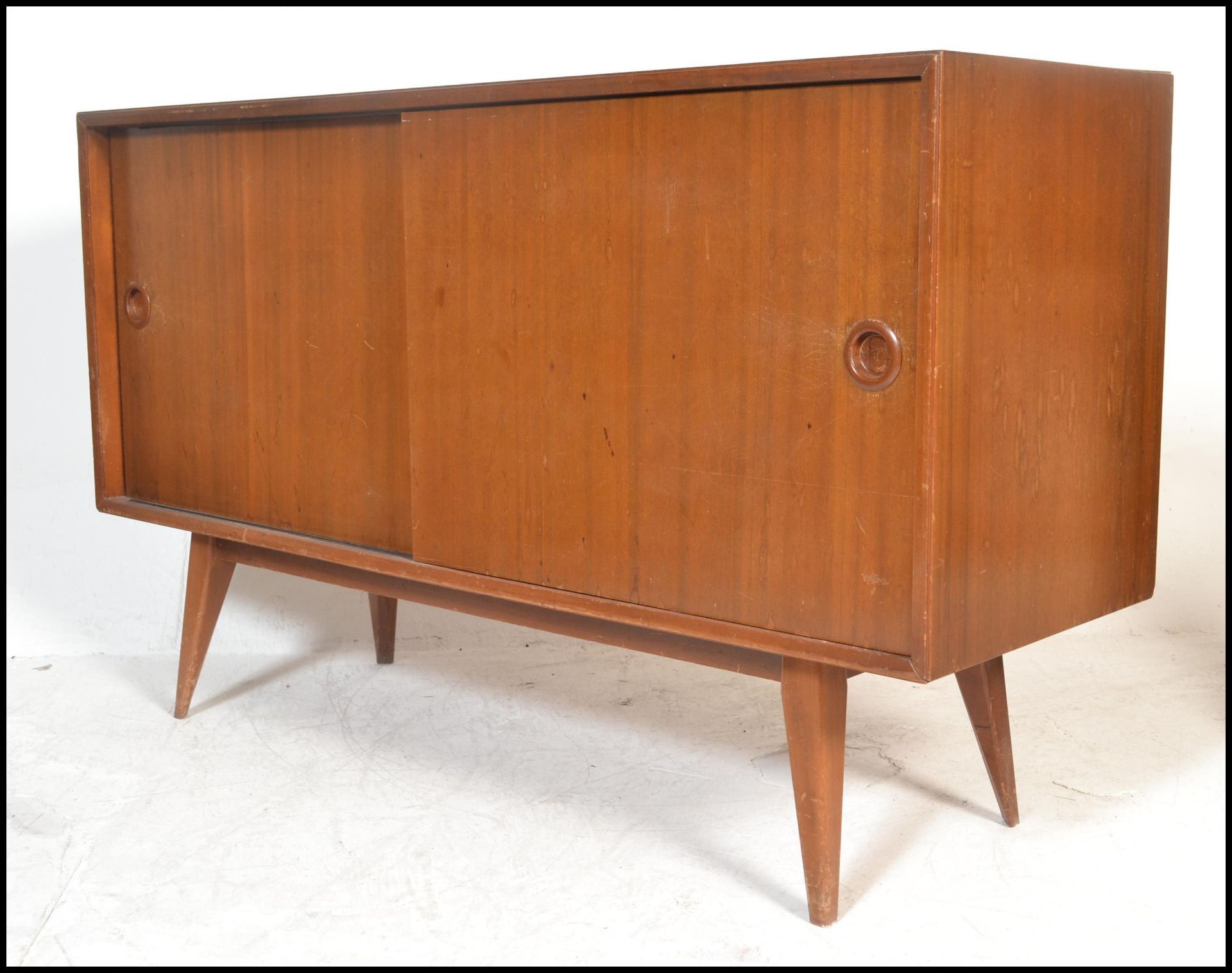 A vintage mid 20th Century Vanson walnut sideboard / credenza having twin doors to the front opening - Bild 4 aus 5