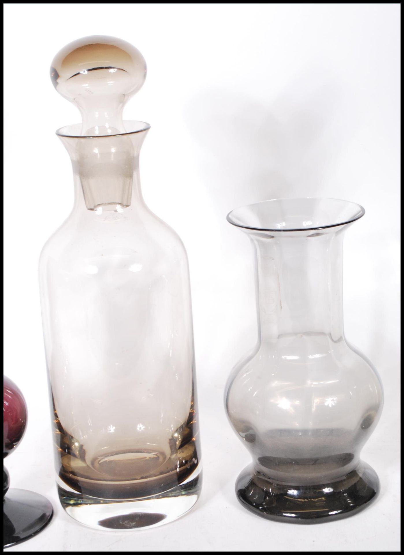 A collection of 20th Century glasswares to include an amethyst glass spill vase of knopped form, a - Bild 3 aus 5