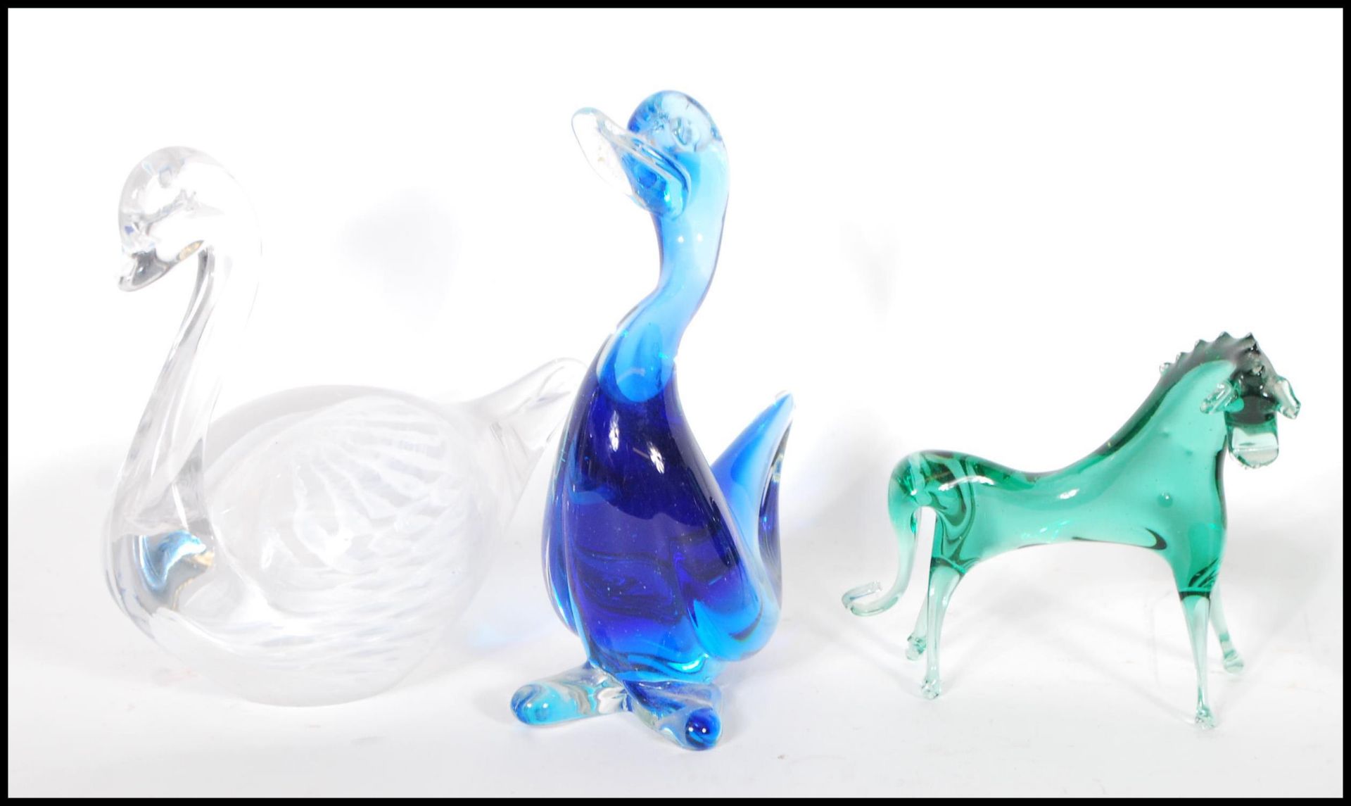 A collection of 20th Century studio glass paperweights in the form of birds to include two - Bild 2 aus 5