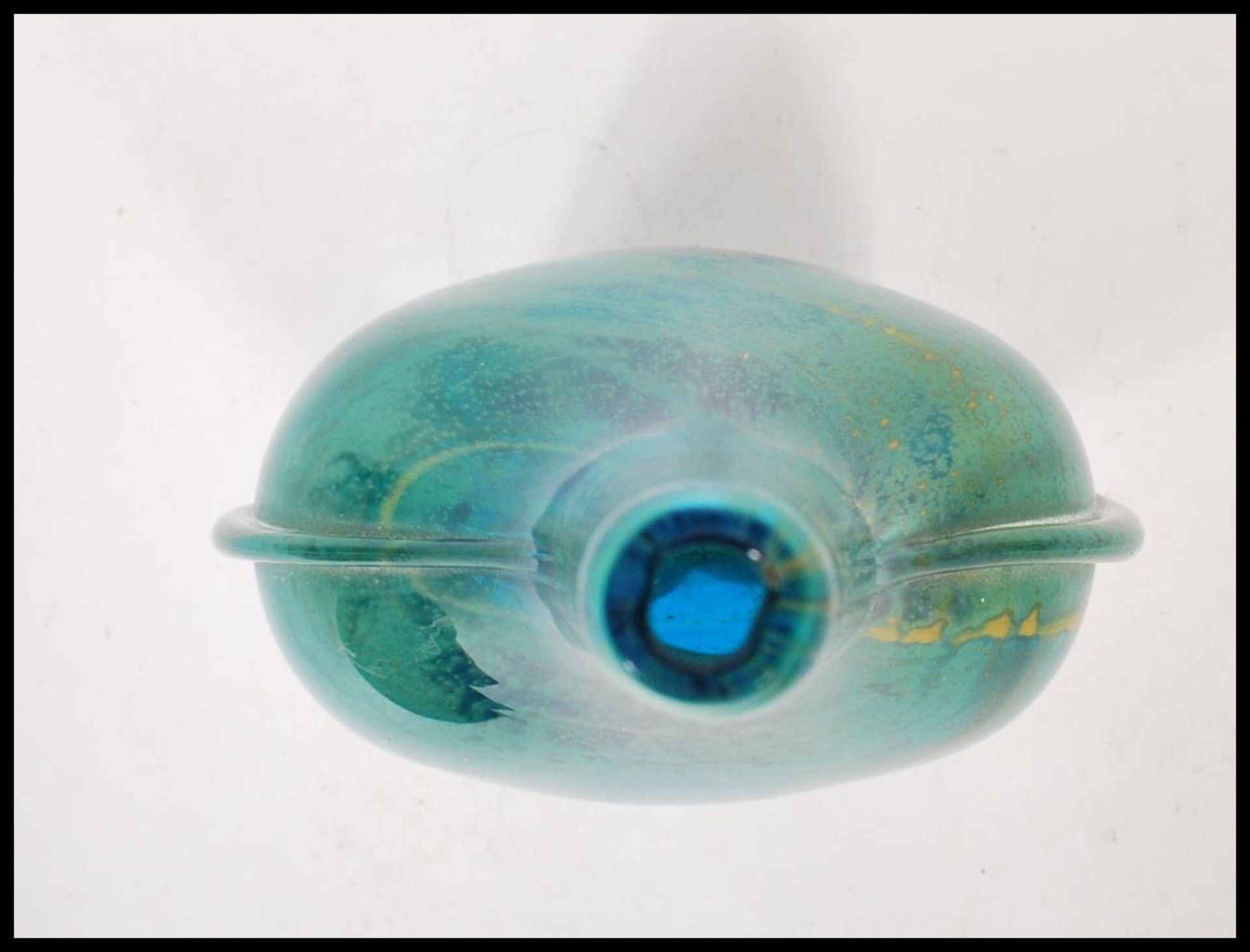 A vintage 20th century Mdina studio art glass stem vase having blue and yellow swirl design. - Bild 5 aus 6