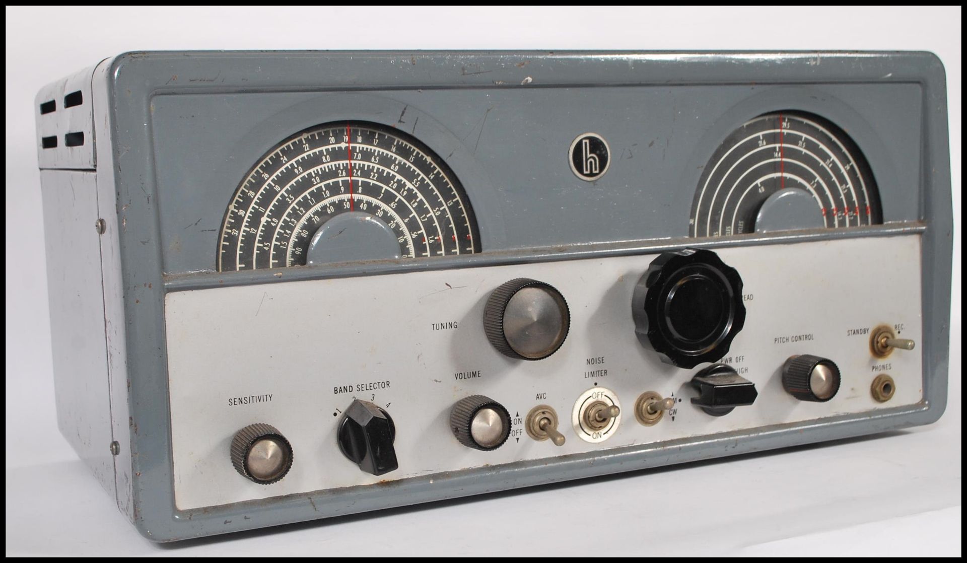 A 20th Century American vintage communications radio receiver by The Hallicrafters co Chicago, model - Image 2 of 10