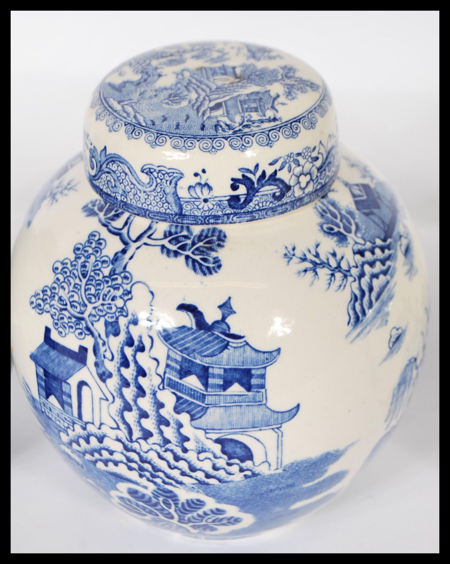 A pair of 20th Century Mason's tea caddy jars having the white ground with blue transfer printed - Bild 3 aus 5