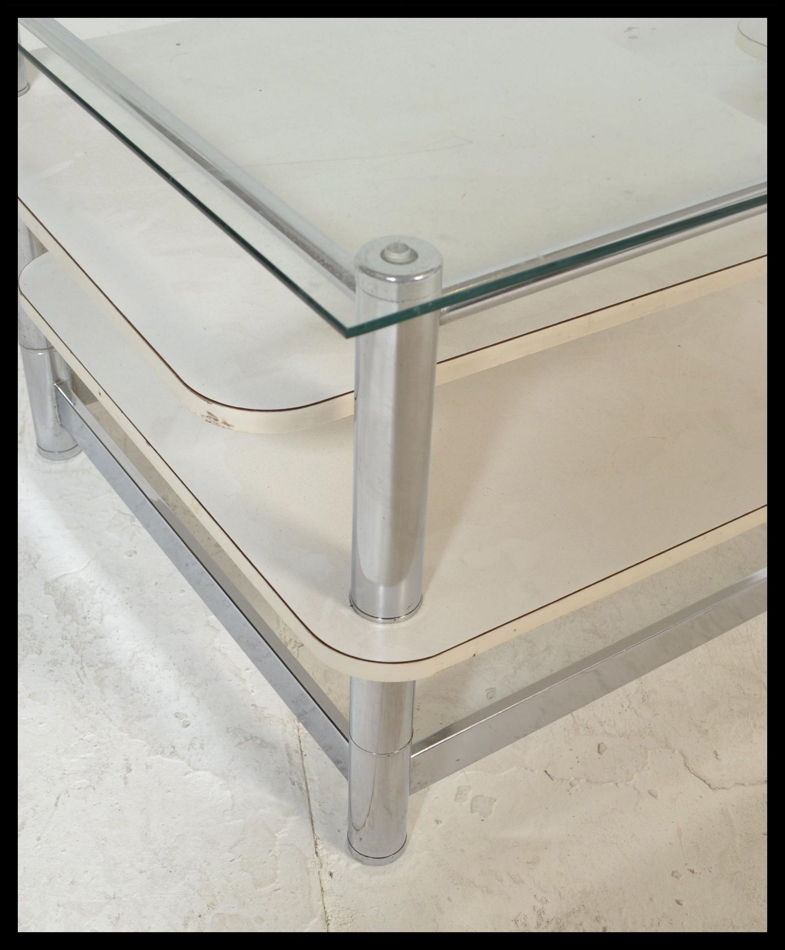 A retro 20th Century circa 1980's glass topped rectangular coffee table raised on chrome supports - Bild 3 aus 8
