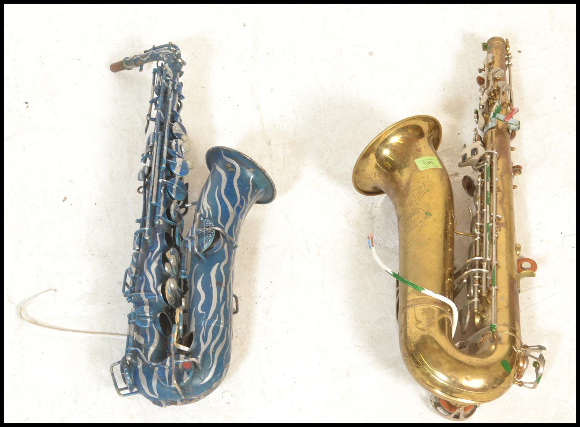 A pair of uplighter wall lights, constructed from upcycled saxophones, the light bulb set within the - Bild 2 aus 9