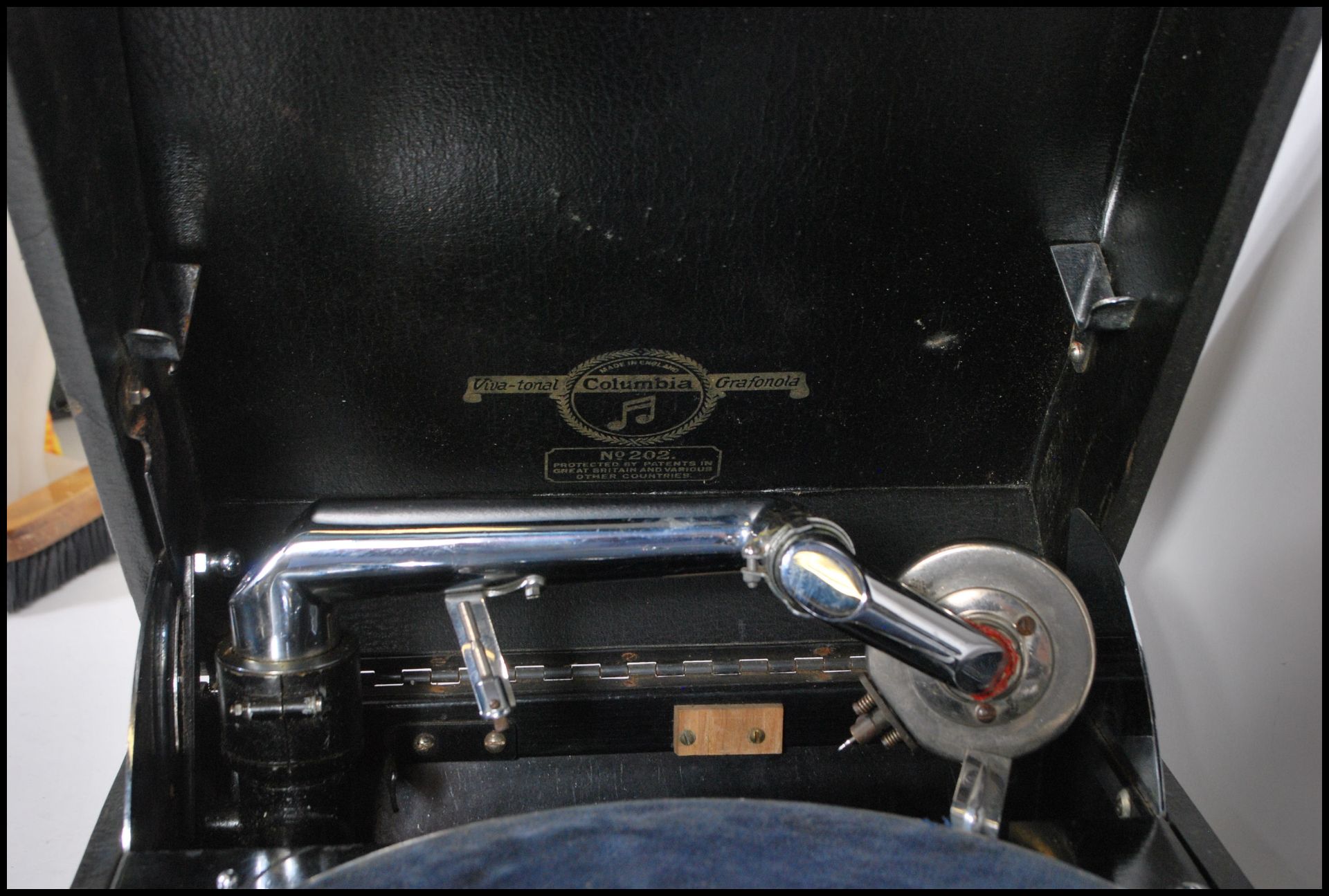 An early 20th century  Columbia portable gramophone complete in the original carry case with black - Bild 3 aus 7