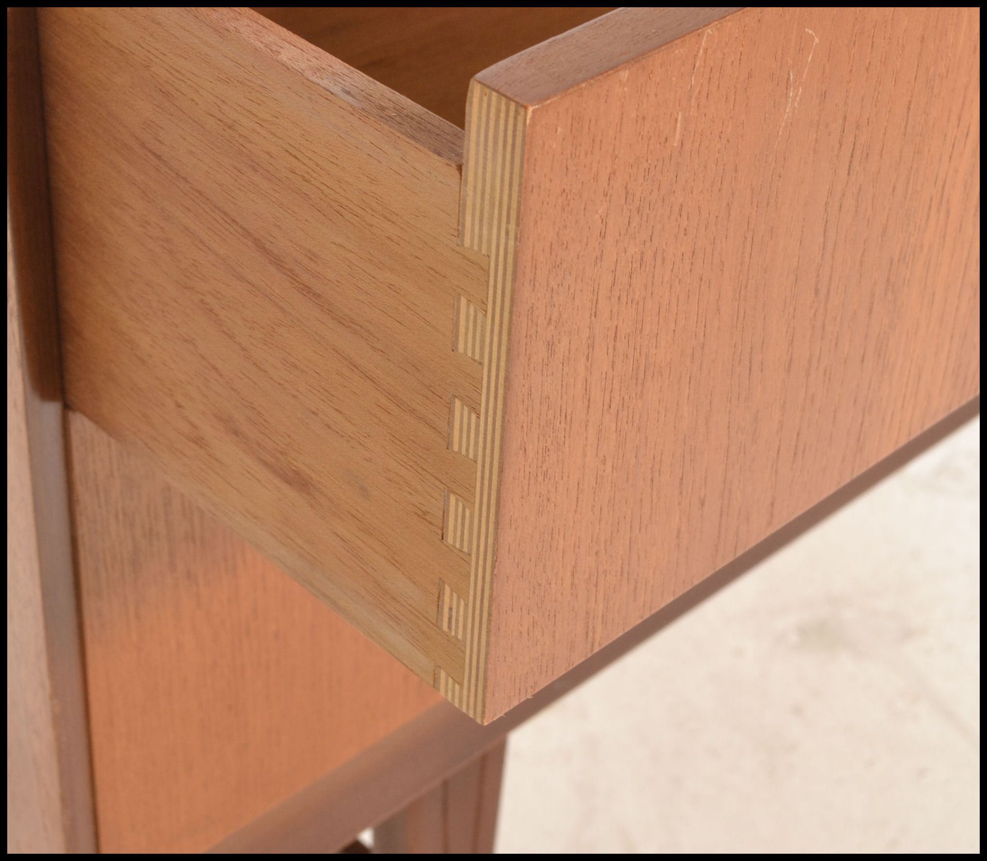 A retro 20th Century teak wood Danish inspired sideboard / credenza, having a twin bank of drawers - Bild 5 aus 7